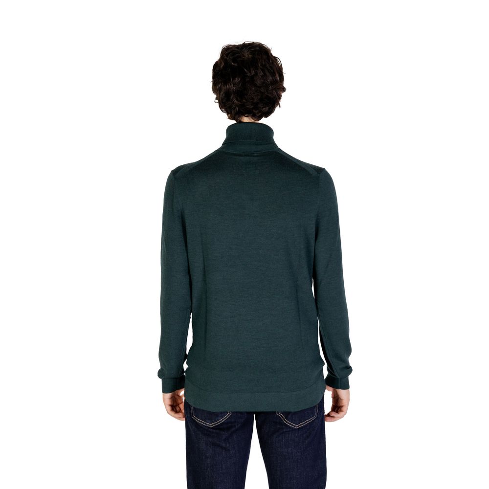 Cuello alto de lana verde