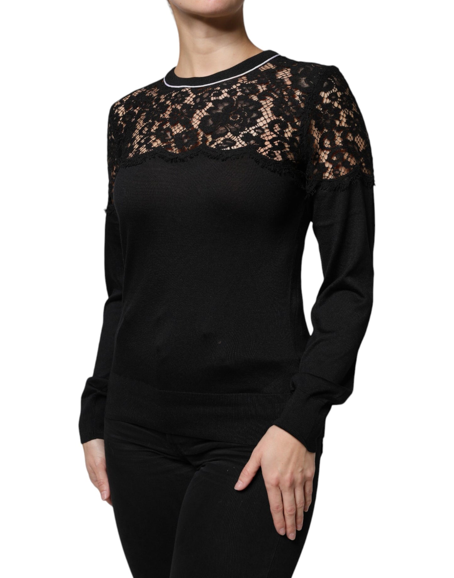 Blusa de seda con encaje floral negro