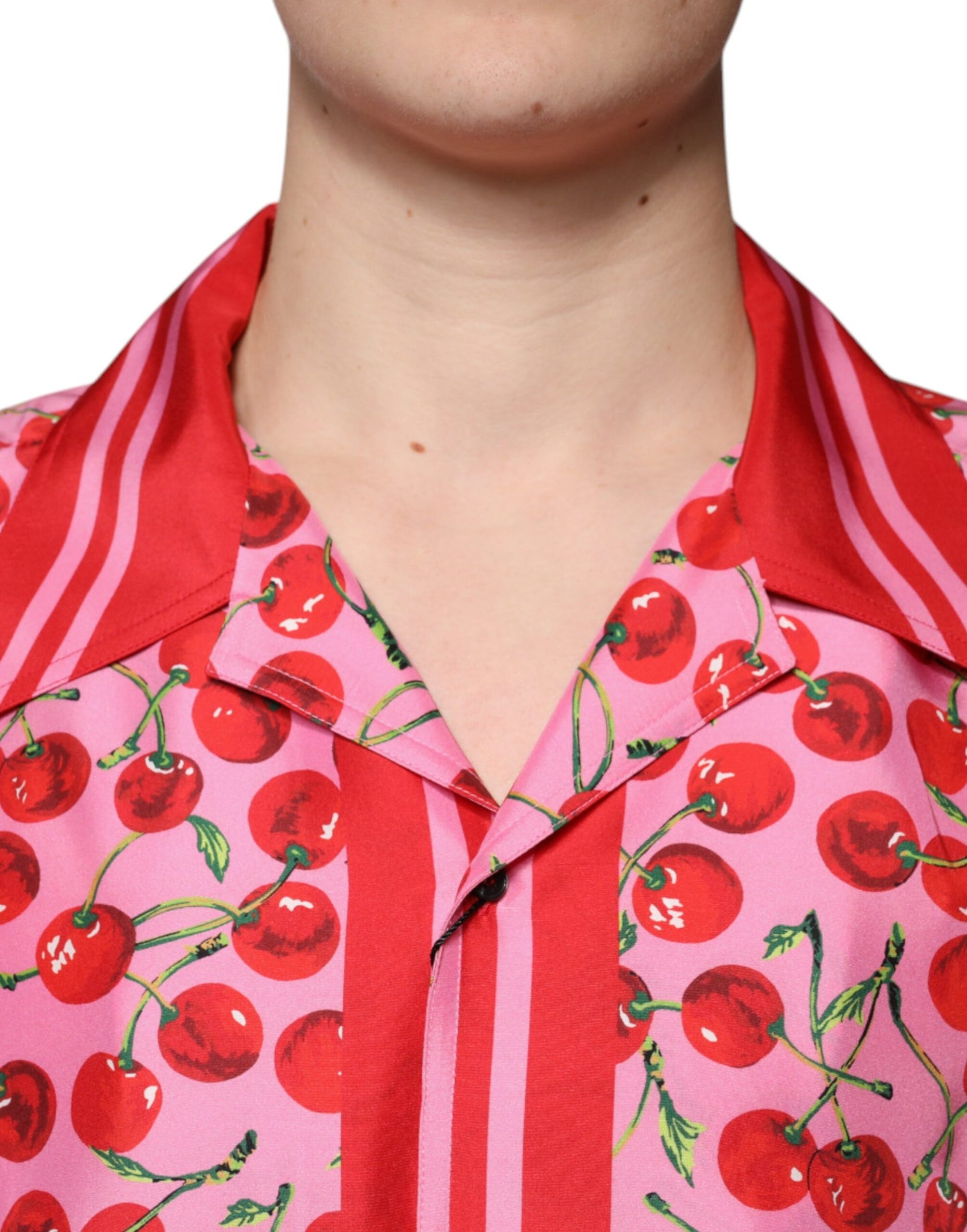 Camisa informal de seda con botones y color cereza rosa