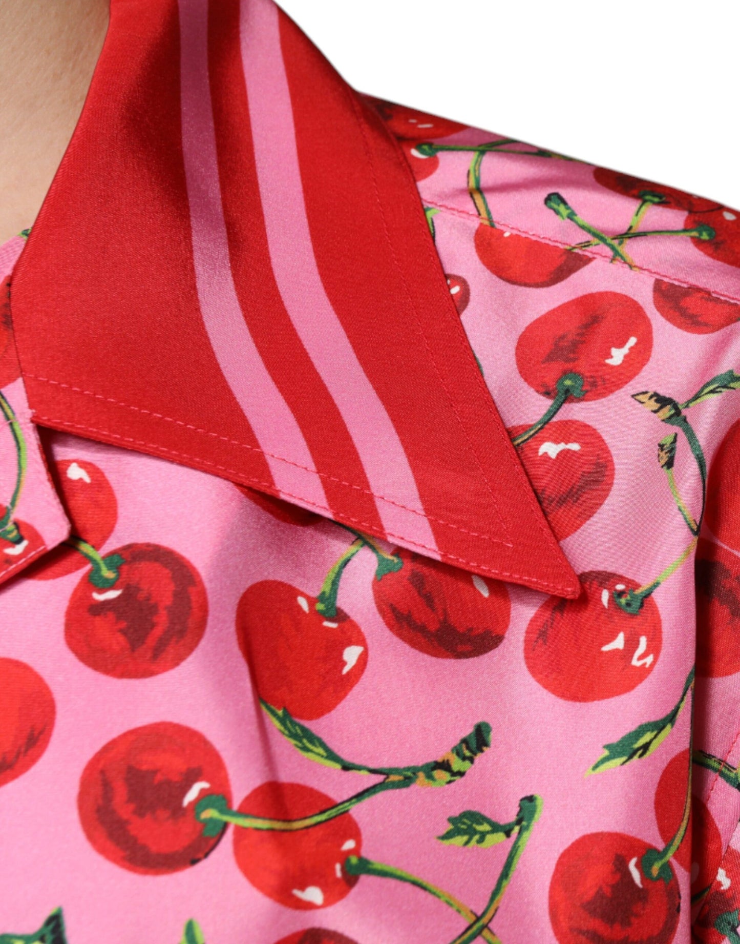 Camisa informal de seda con botones y color cereza rosa
