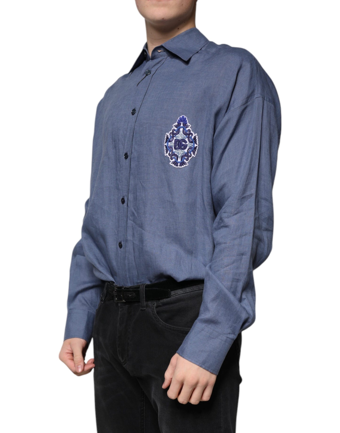 Camisa informal de manga larga con botones y logotipo azul