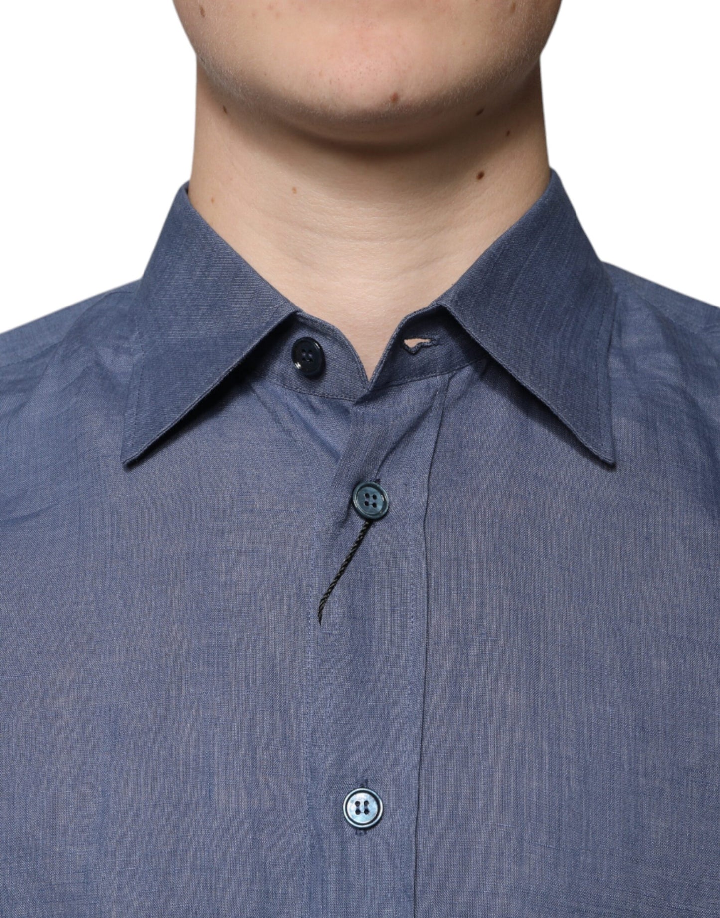 Camisa informal de manga larga con botones y logotipo azul
