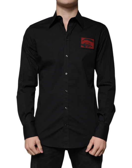 Camisa de vestir dorada de manga larga con parche en el ojo negro