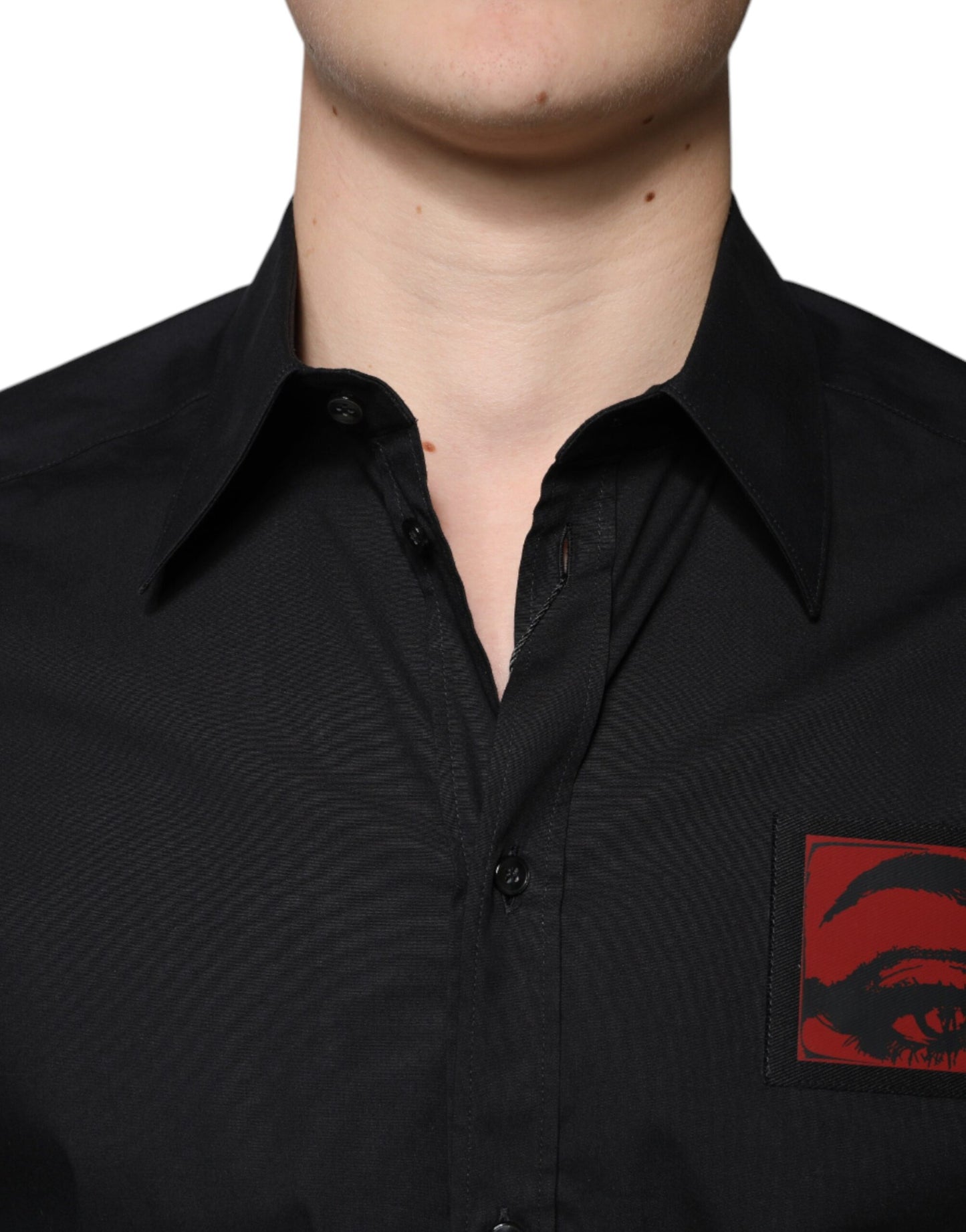 Camisa de vestir dorada de manga larga con parche en el ojo negro