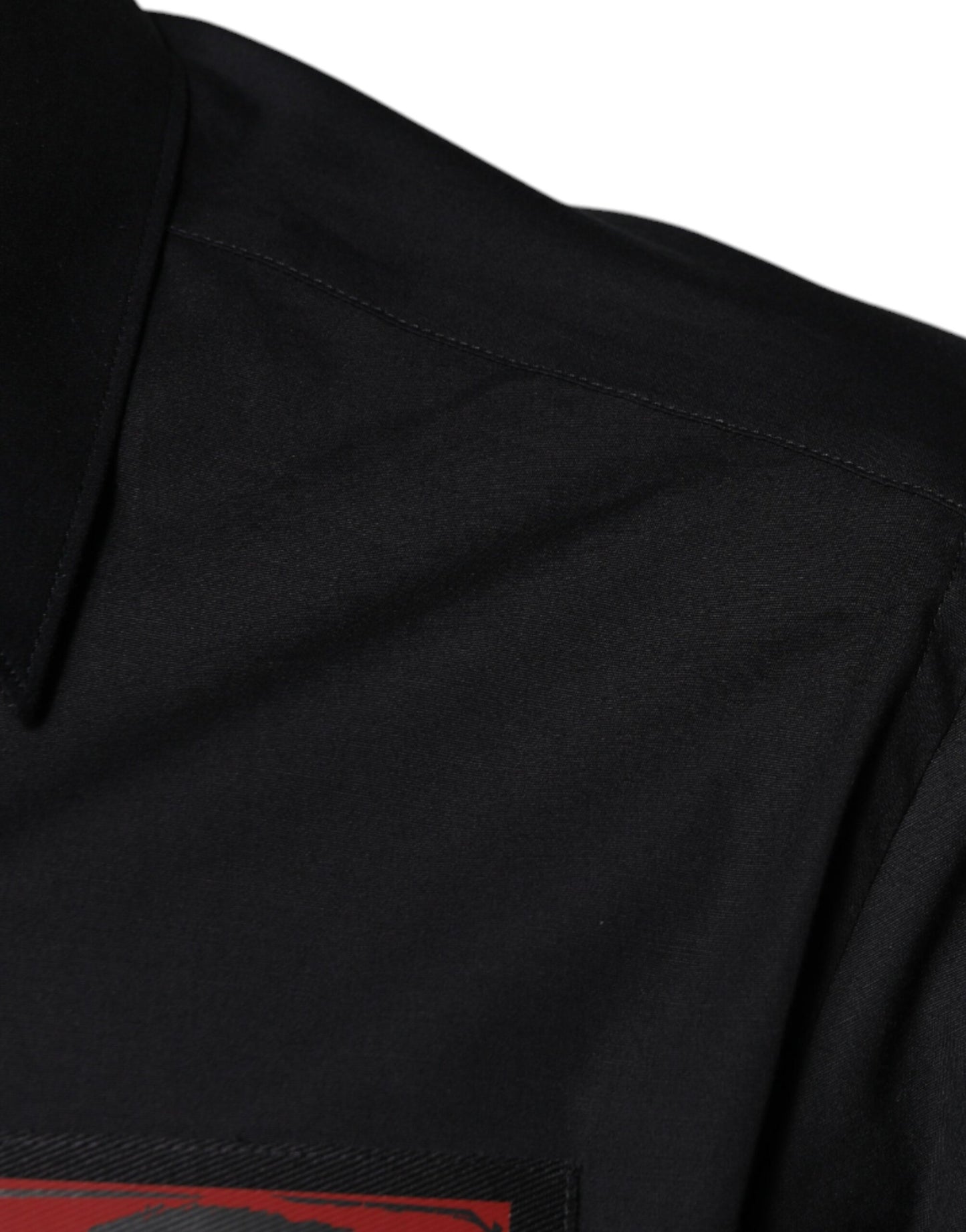 Camisa de vestir dorada de manga larga con parche en el ojo negro