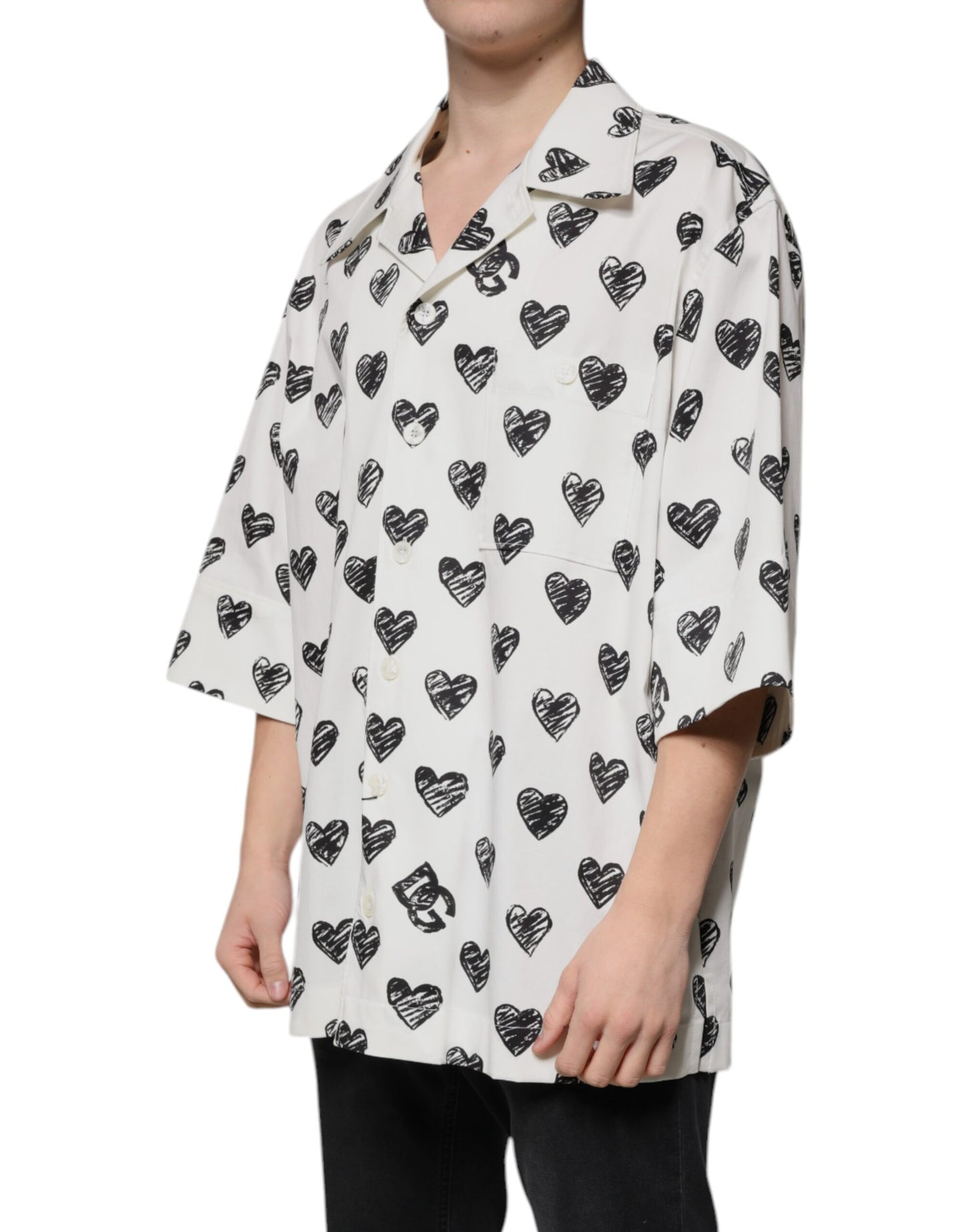 Camisa informal de manga corta con estampado de corazones blancos
