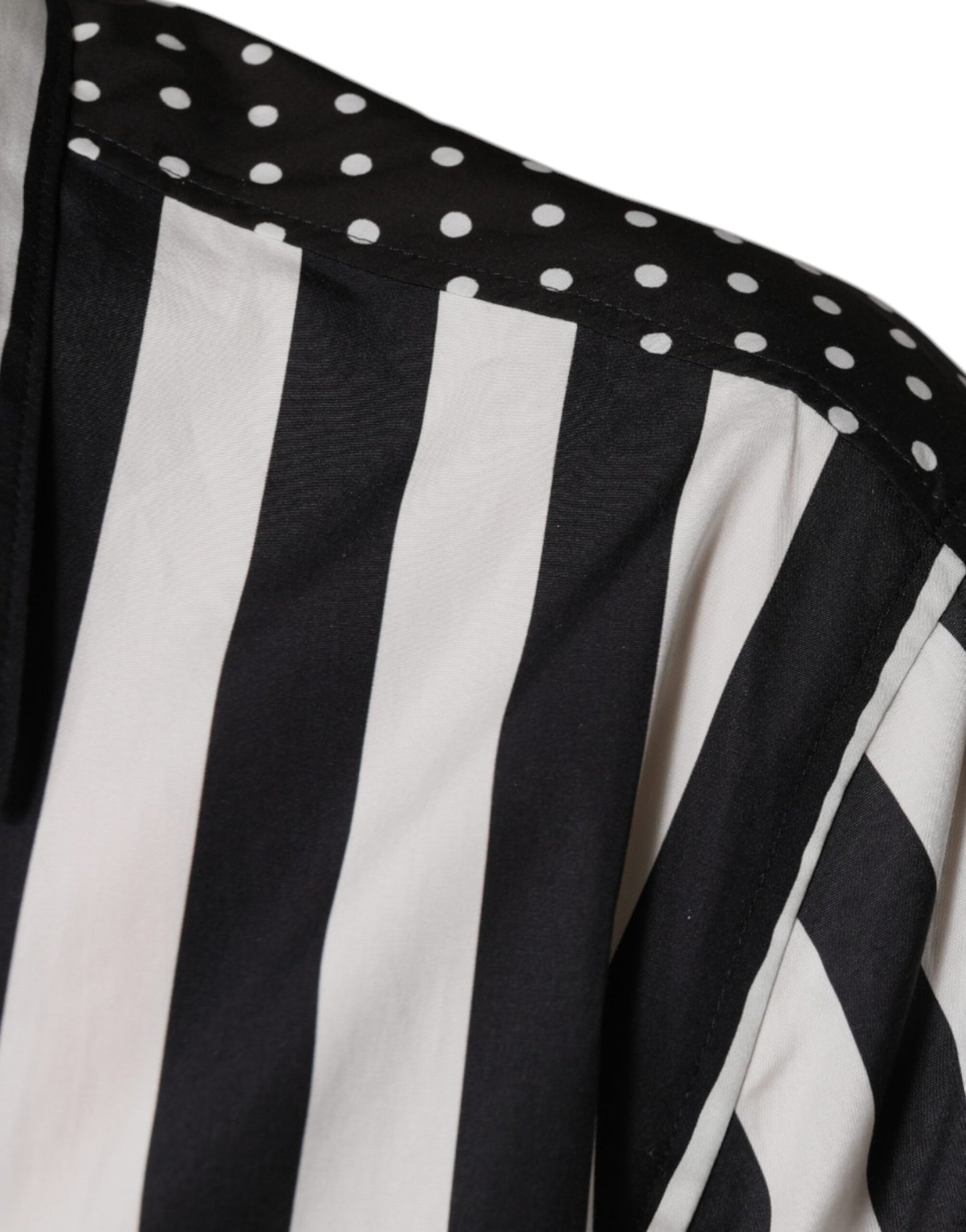 Chemise décontractée boutonnée à rayures noires et blanches