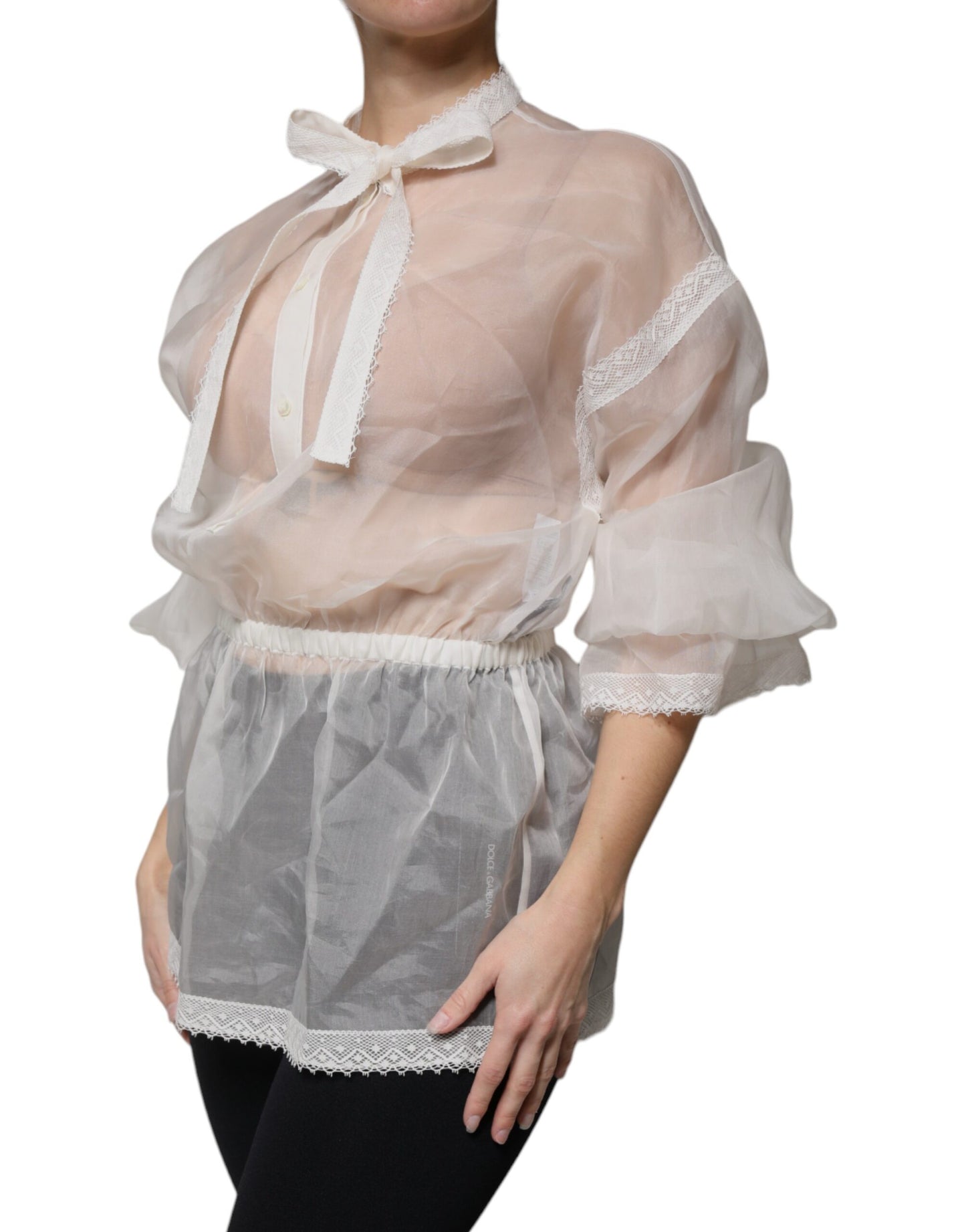 Blusa blanca de manga larga con cuello Ascot