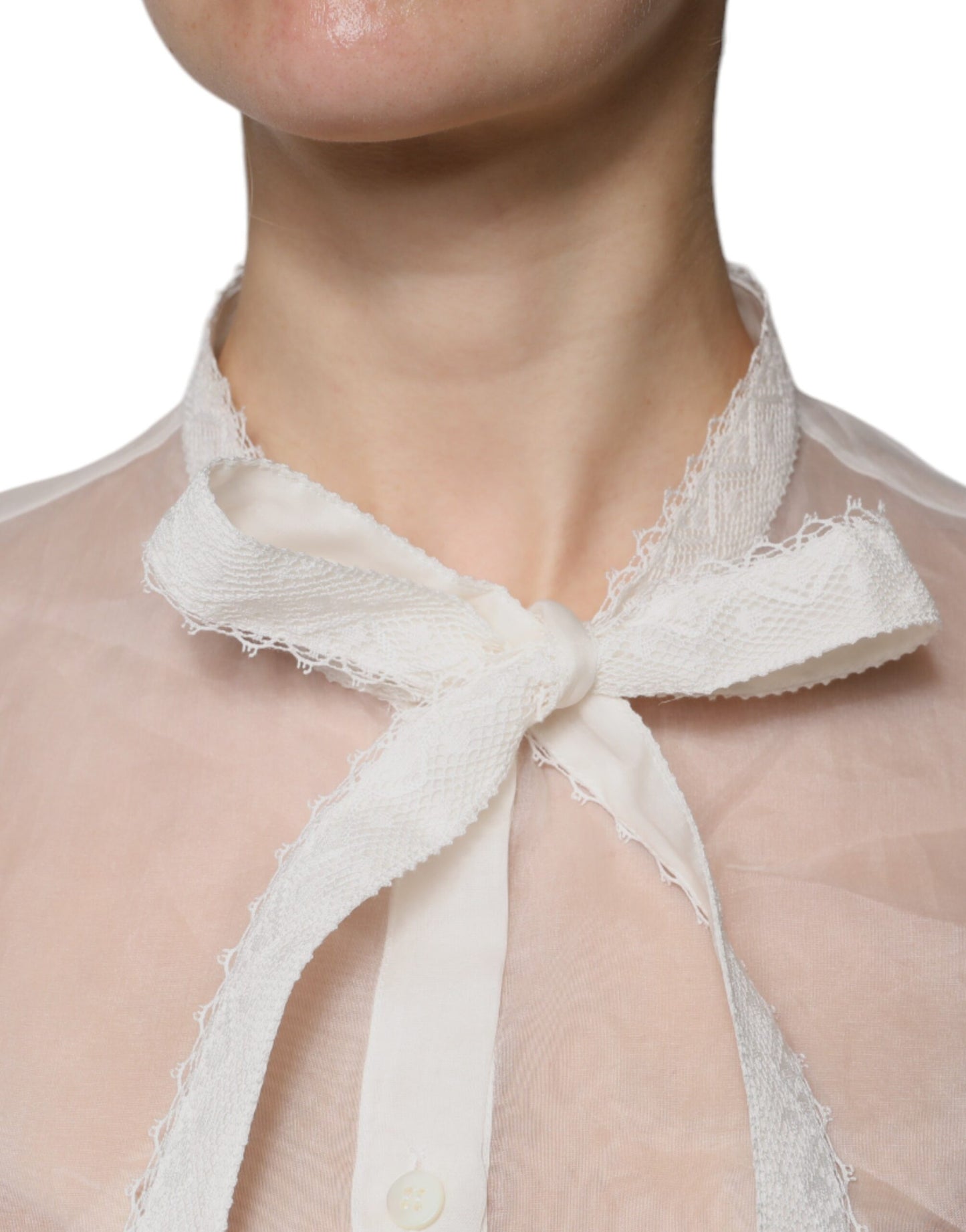 Blusa blanca de manga larga con cuello Ascot