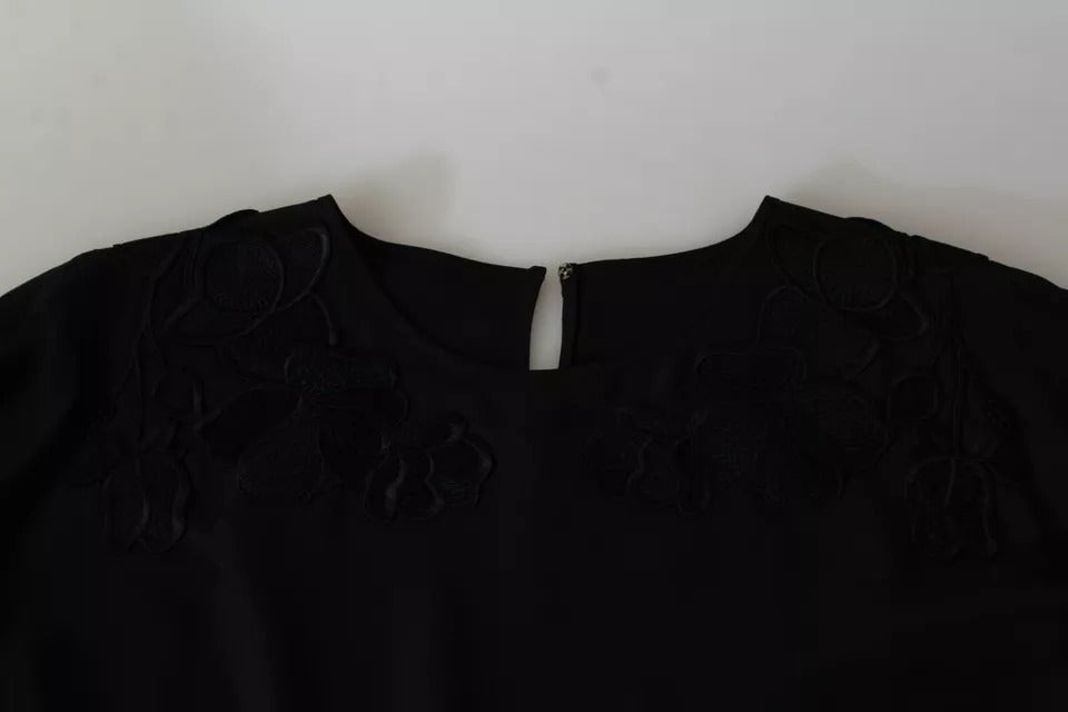 Blusa de seda negra con bordado floral