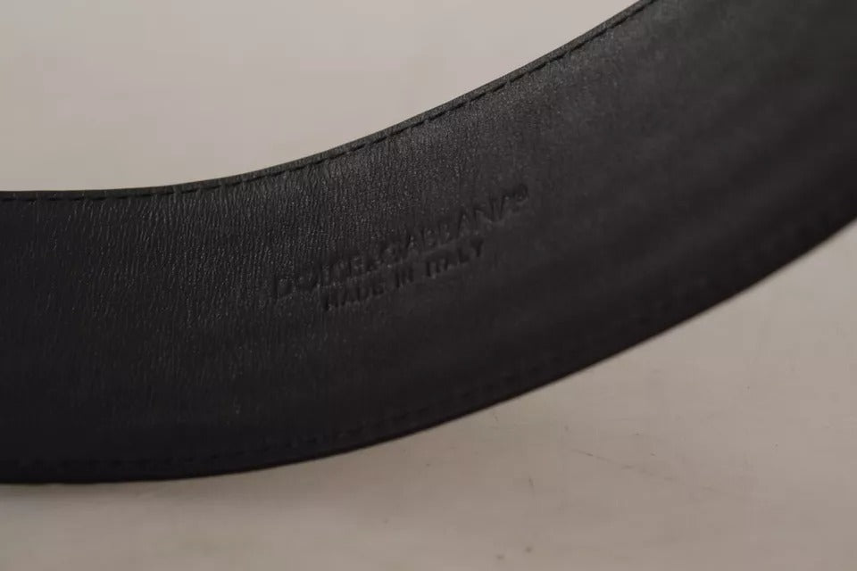 Cinturón ancho de cuero repujado negro con hebilla de metal dorado