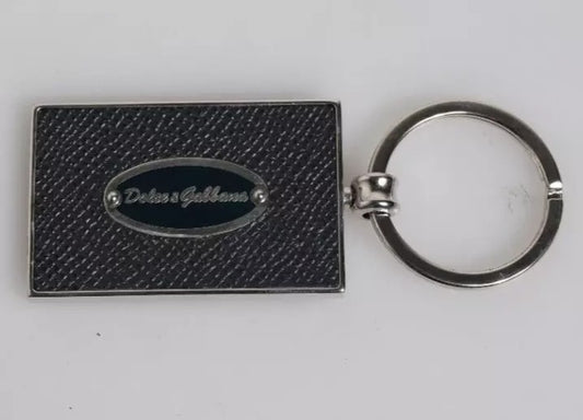 Llavero de cuero negro con anilla metálica y logotipo
