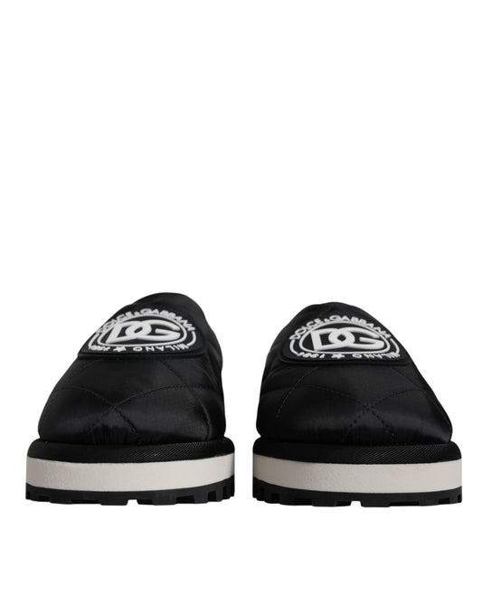 Sandalias tipo chanclas de nailon negro acolchado con parche del logotipo