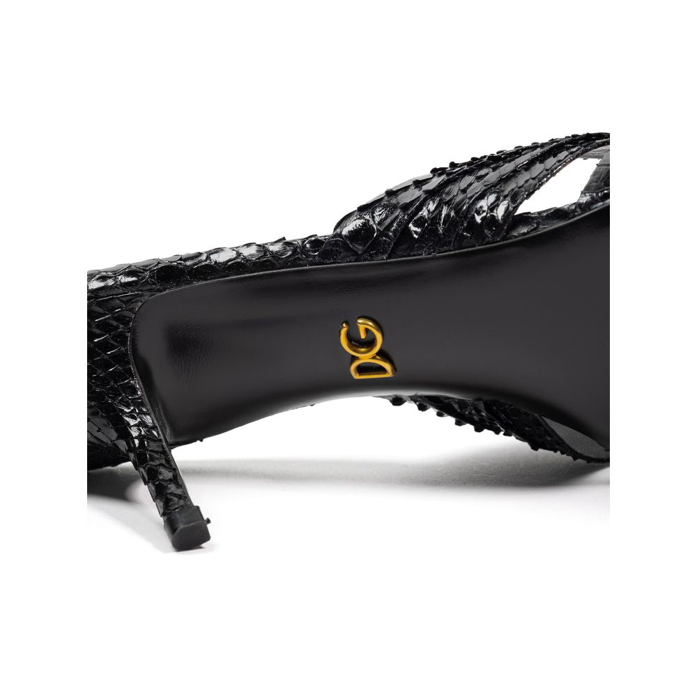 Sandalia de piel de serpiente negra