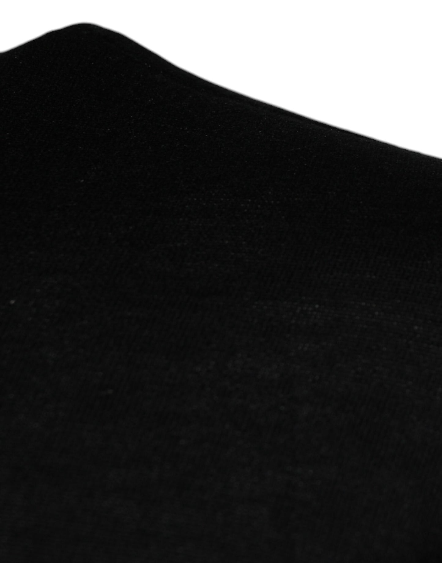 Pull ras du cou en soie noir et blanc avec guitare