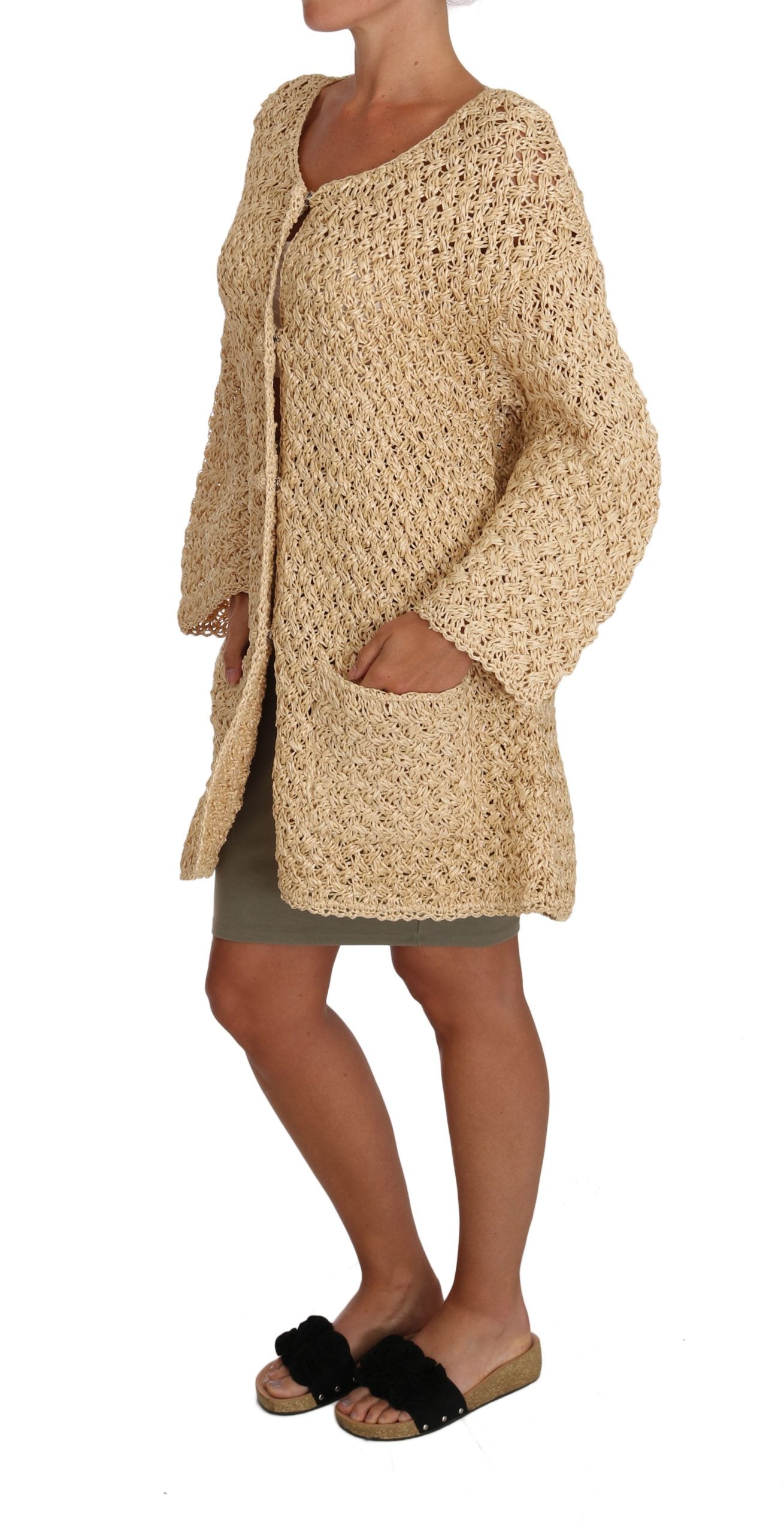 Suéter de rafia tejido a crochet en color beige