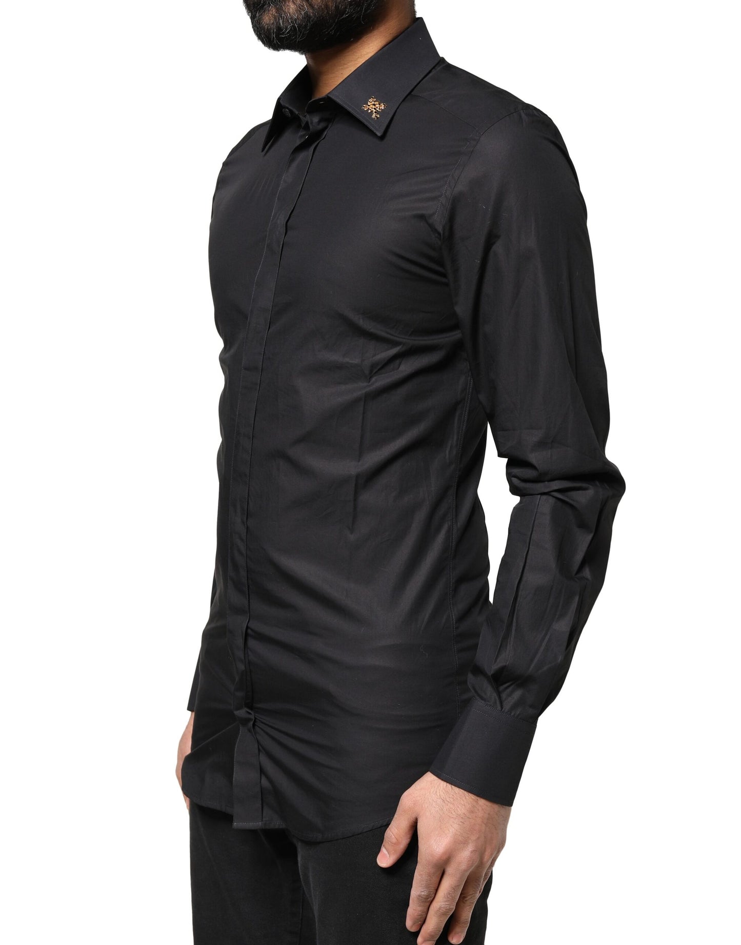 Chemise homme noire ornée d'une croix dorée