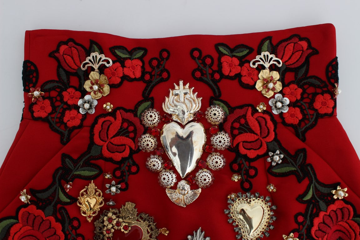 Short en soie rouge avec roses en cristal