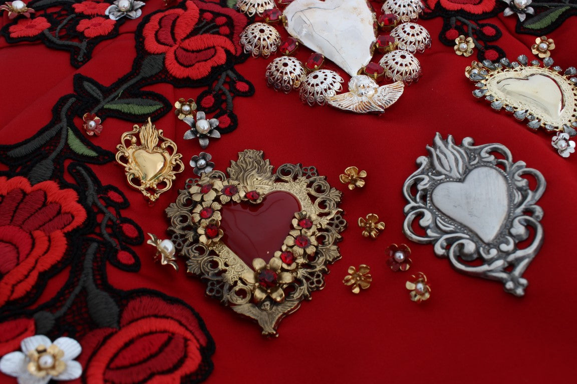 Short en soie rouge avec roses en cristal