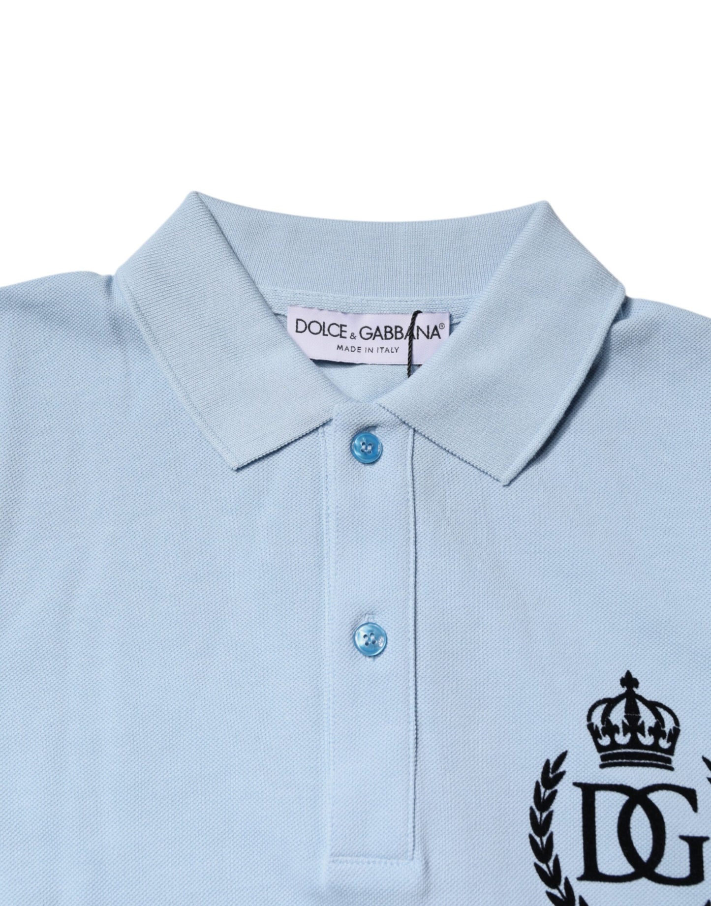 Polo de algodón azul cielo con cuello de corona