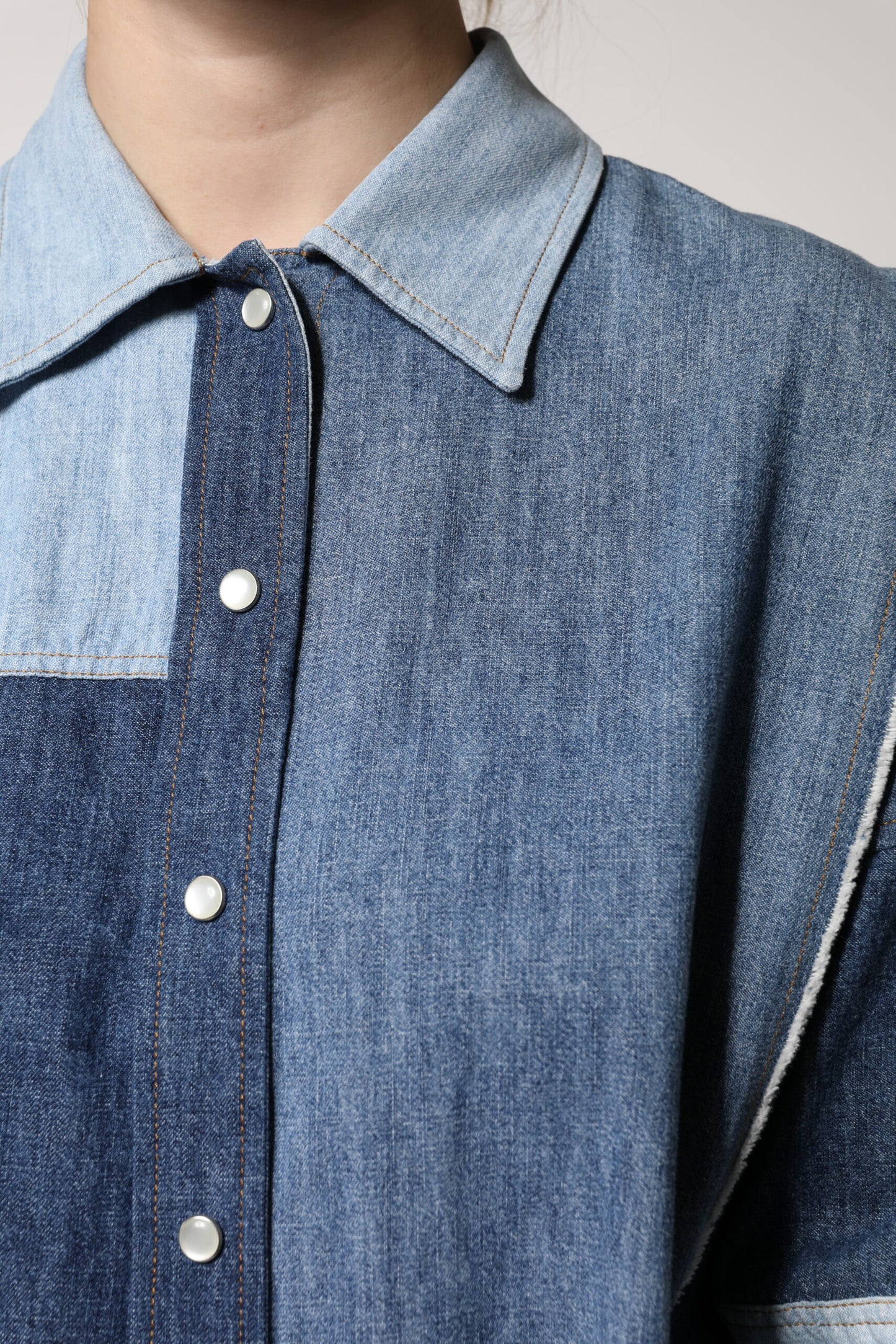 Blusa de manga larga con cuello abotonado de algodón azul