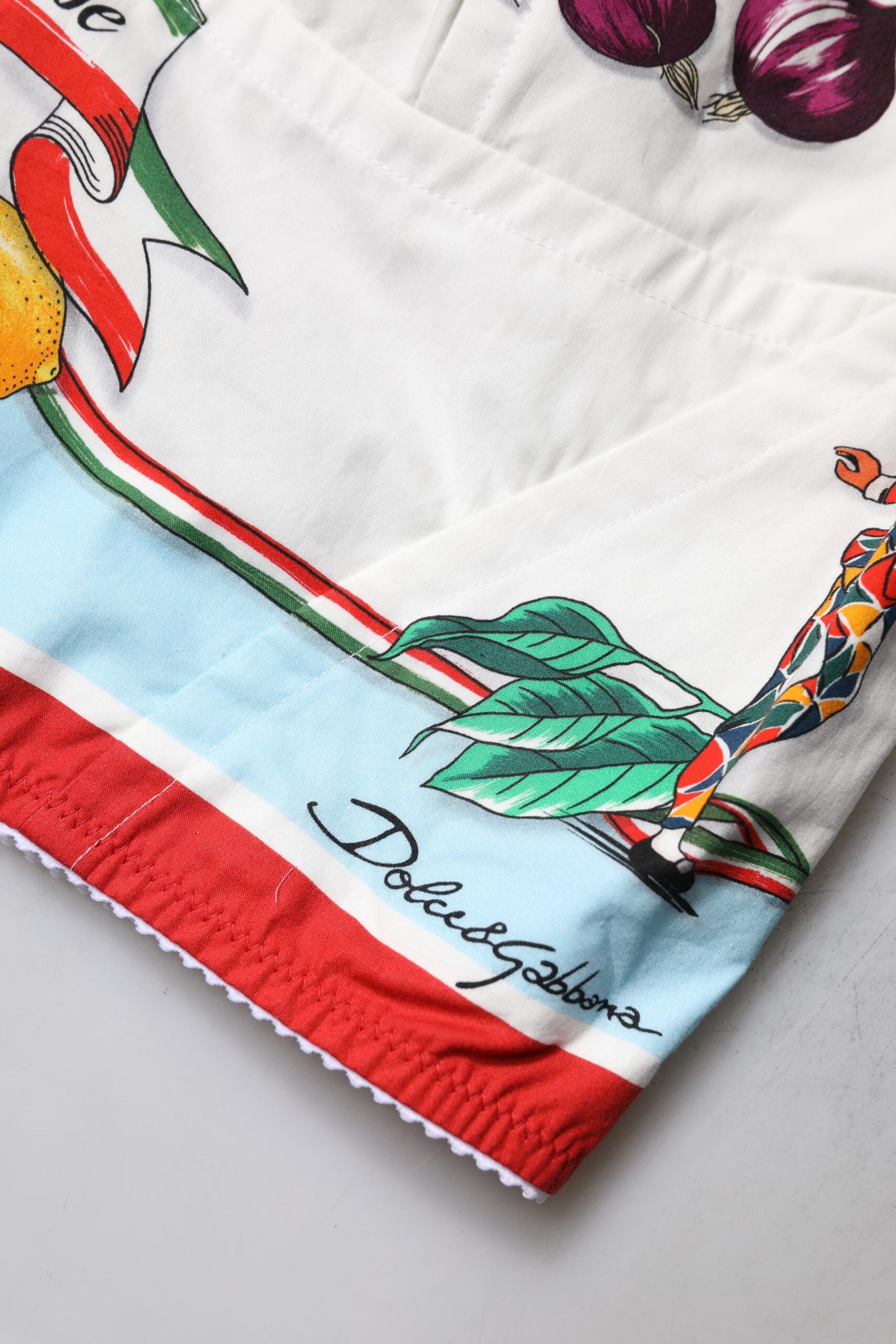 Top corto con escote en forma de corazón y estampado vegetal blanco