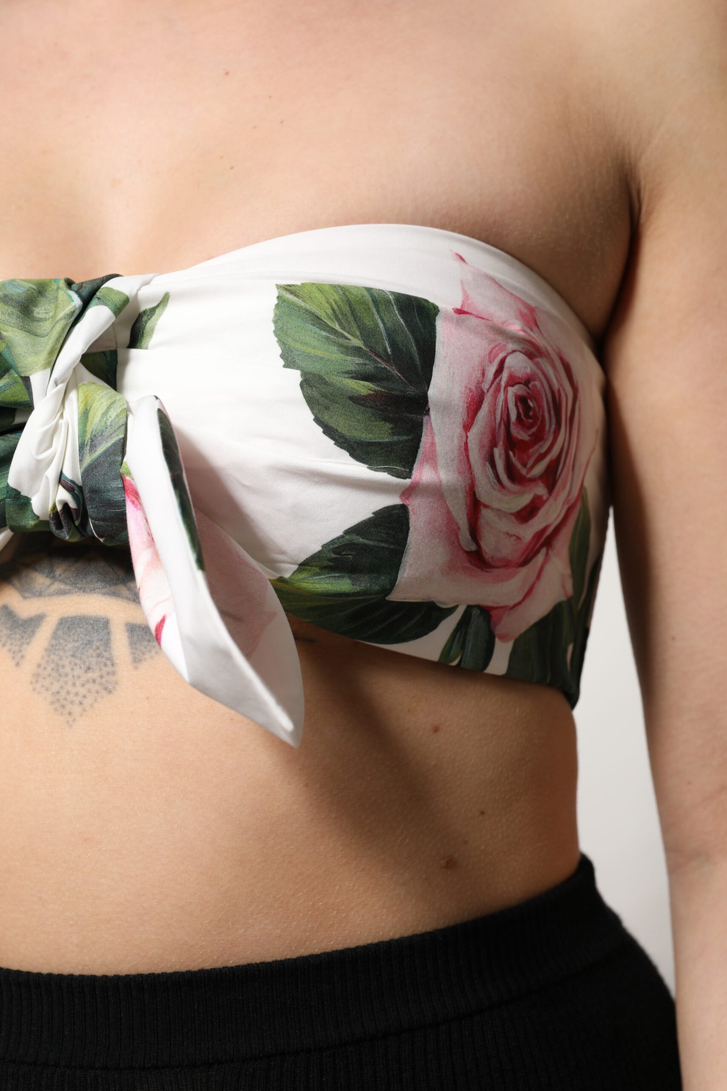 Top tipo corsé con corpiño corto y estampado floral blanco