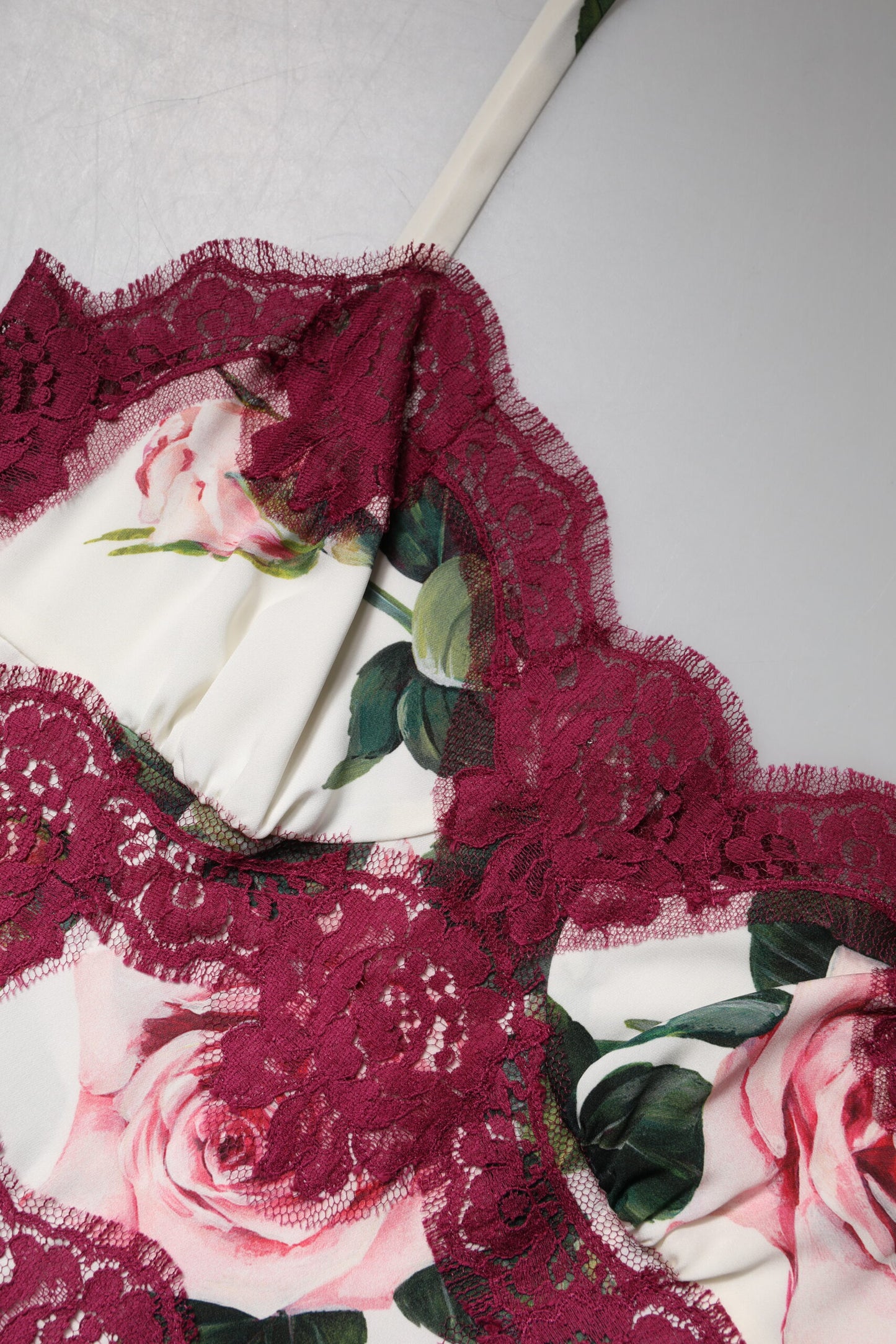 Lencería sin mangas de encaje satinado con estampado de rosas blancas