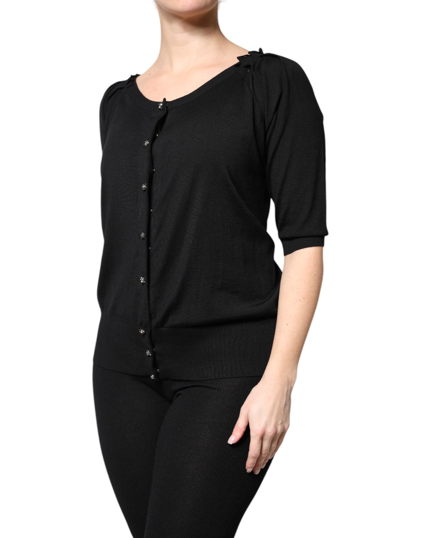 Blusa negra de manga corta con botones