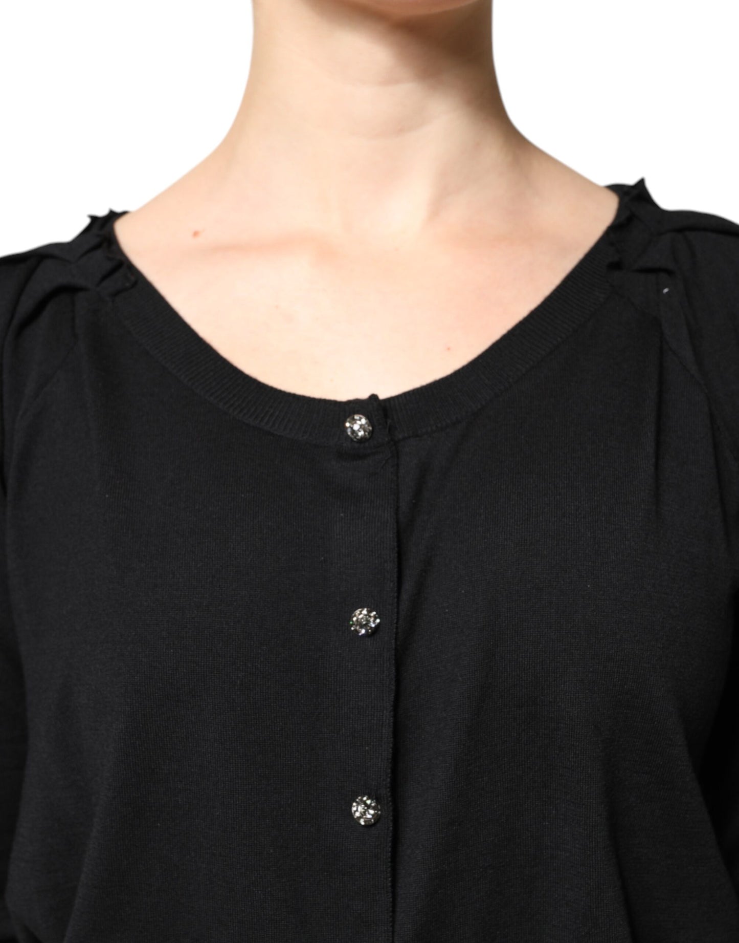 Blusa negra de manga corta con botones