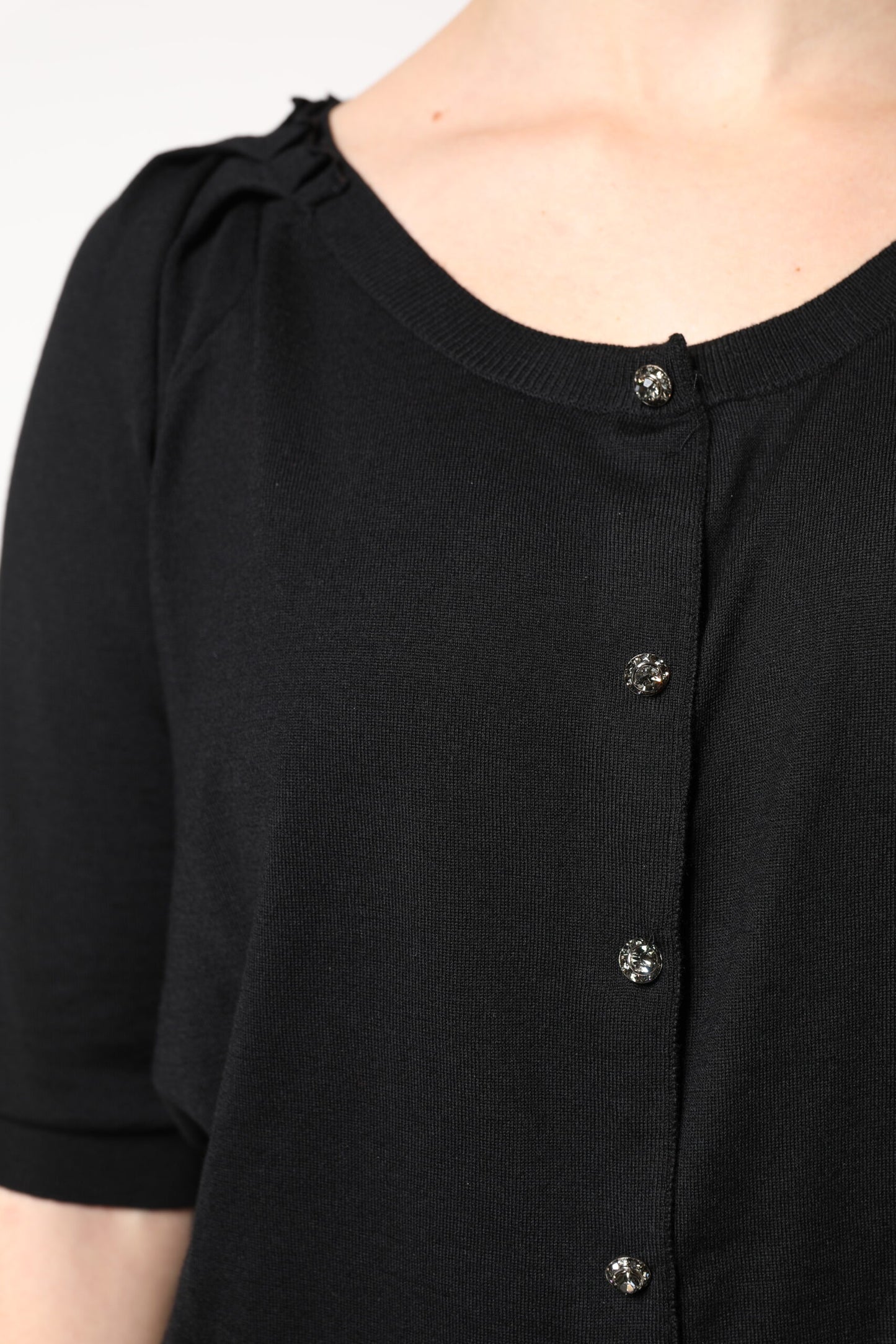 Blusa negra de manga corta con botones