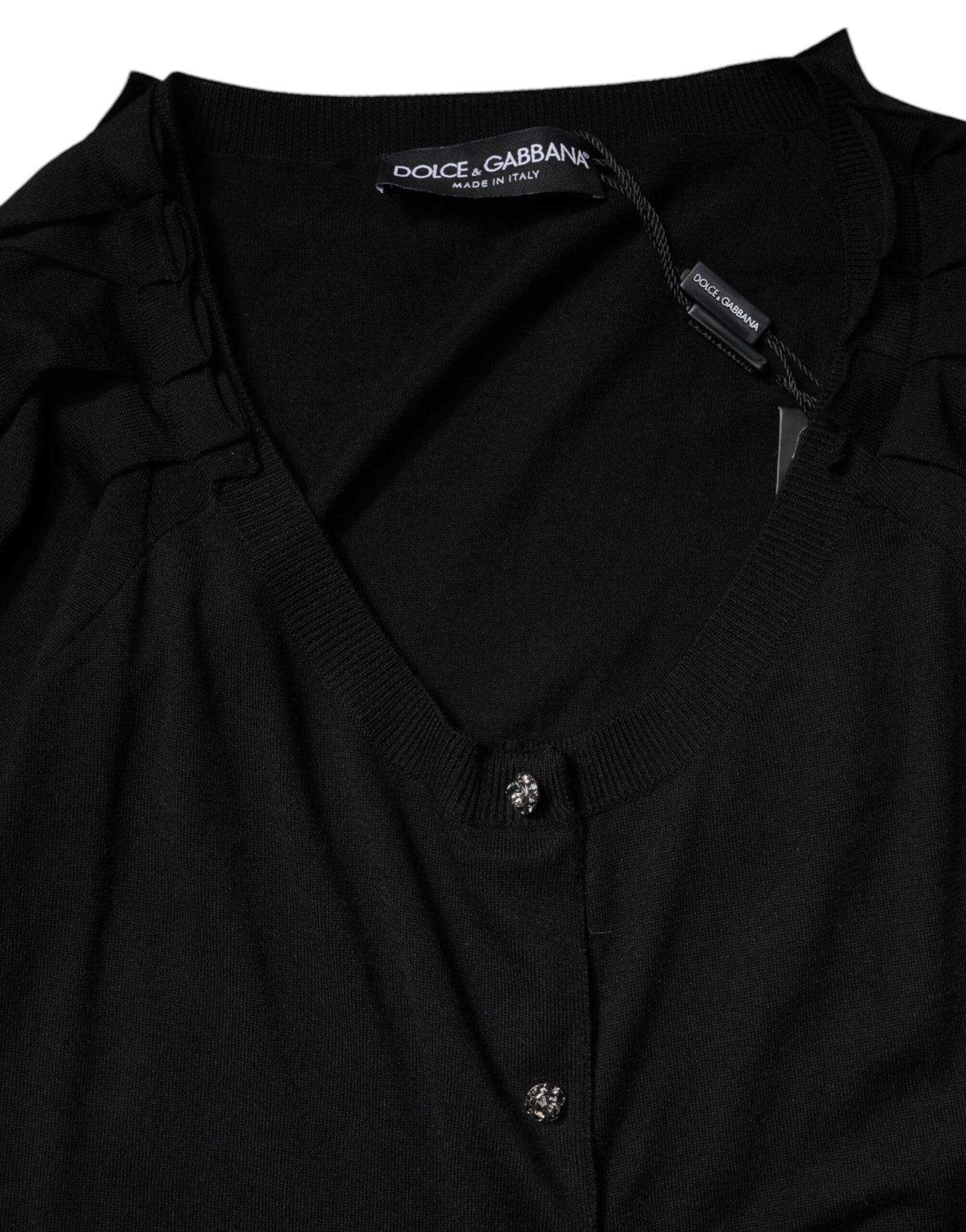 Blusa negra de manga corta con botones
