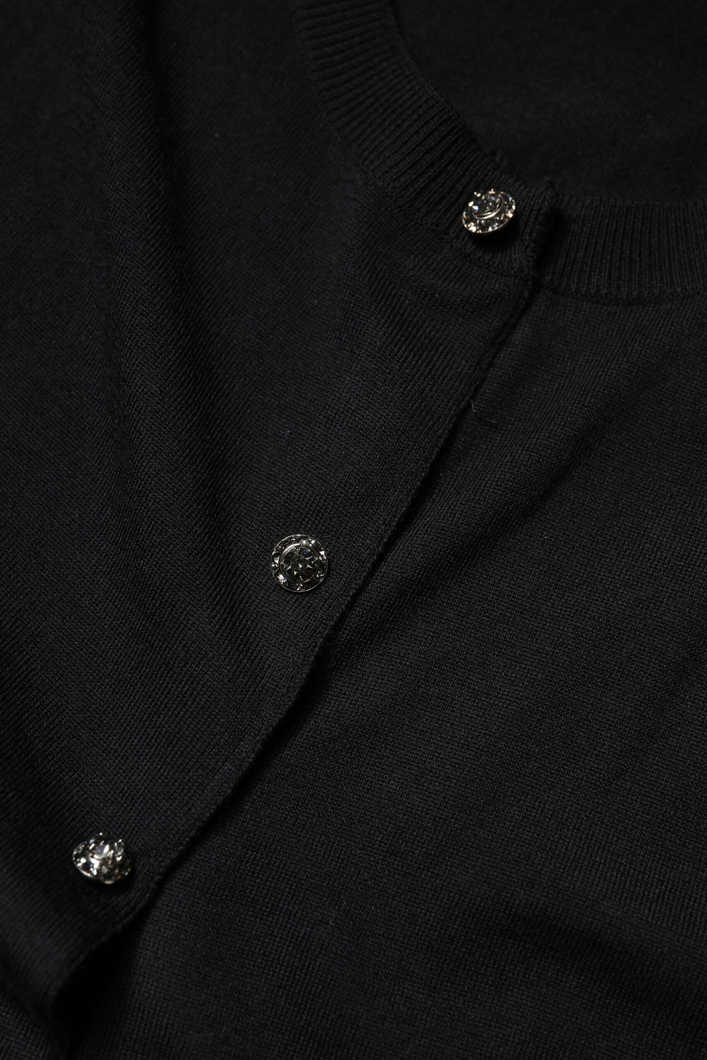 Blusa negra de manga corta con botones