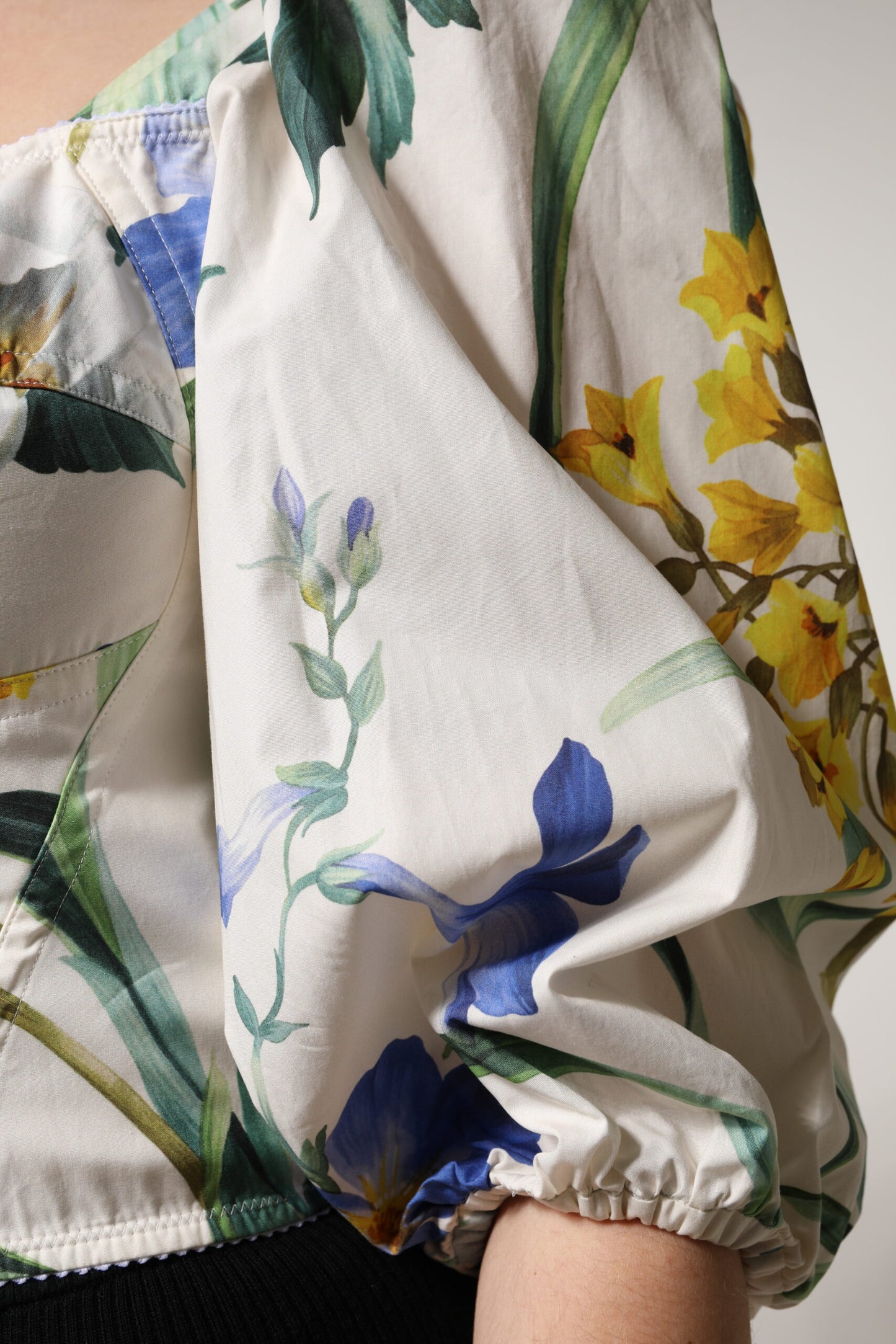 Blusa corta con mangas abullonadas y estampado floral blanco