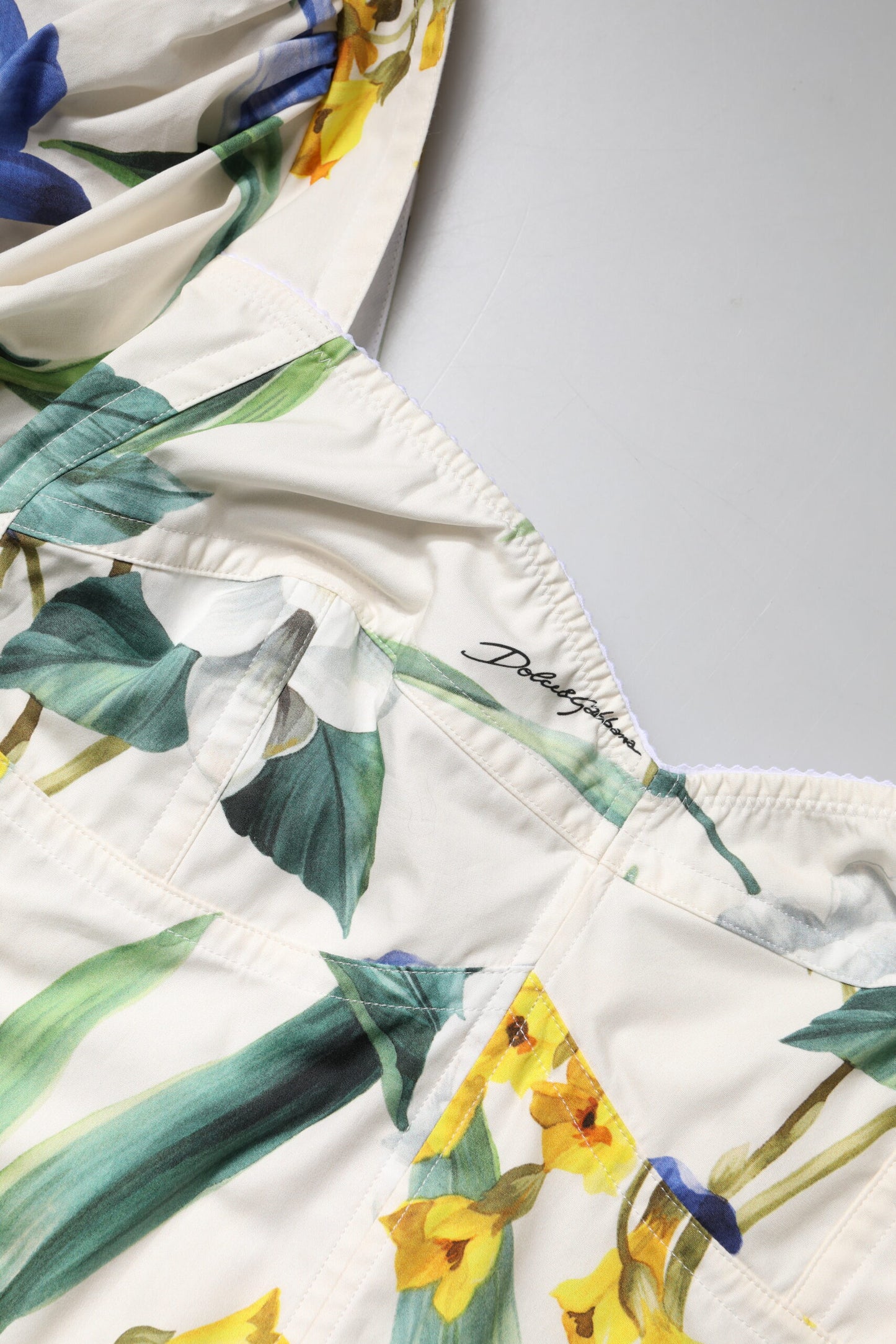 Blusa corta con mangas abullonadas y estampado floral blanco