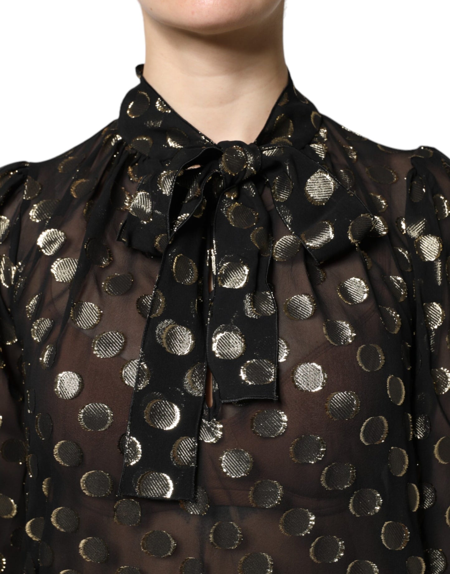 Blusa negra transparente con lunares y cuello anudado