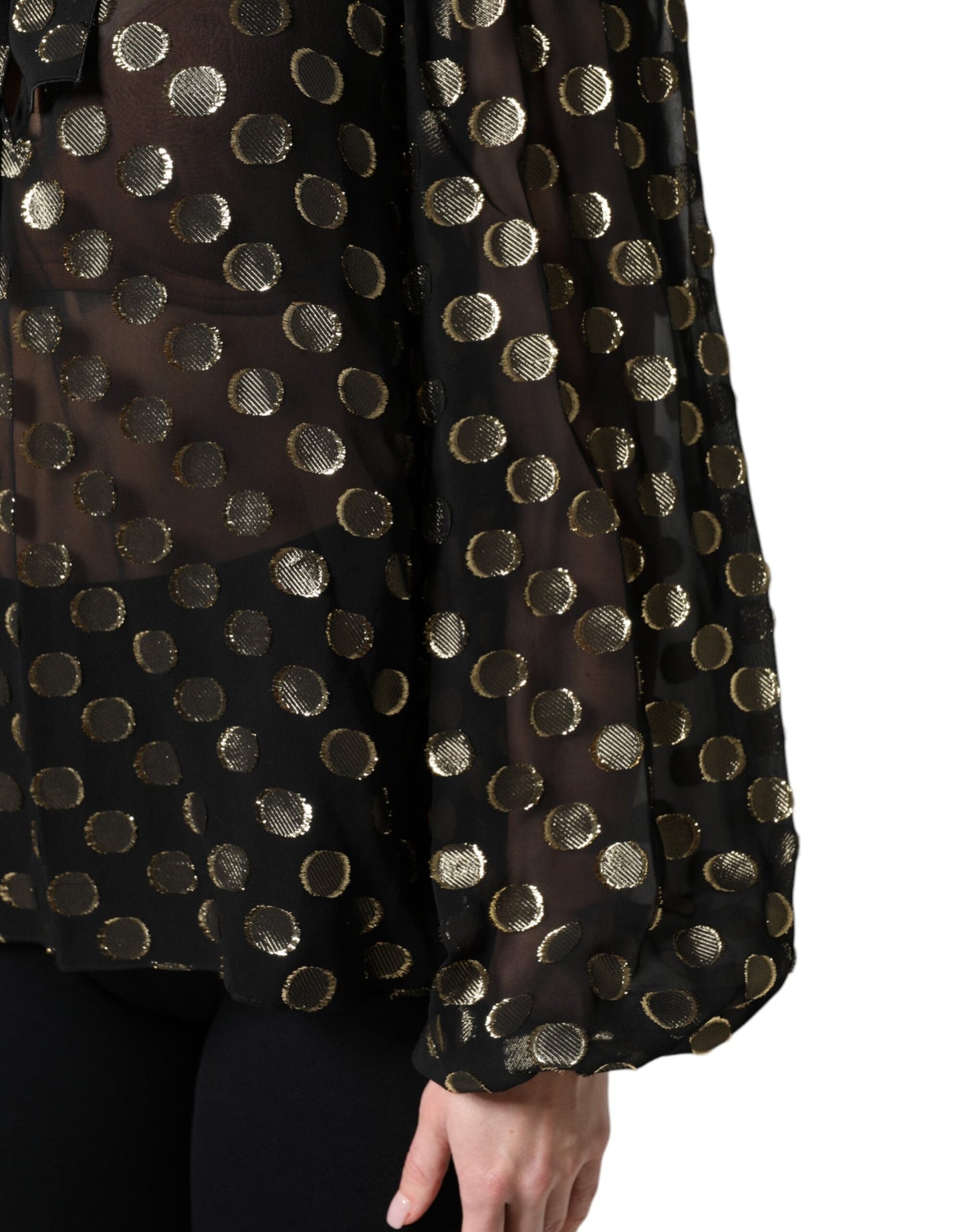 Blusa negra transparente con lunares y cuello anudado