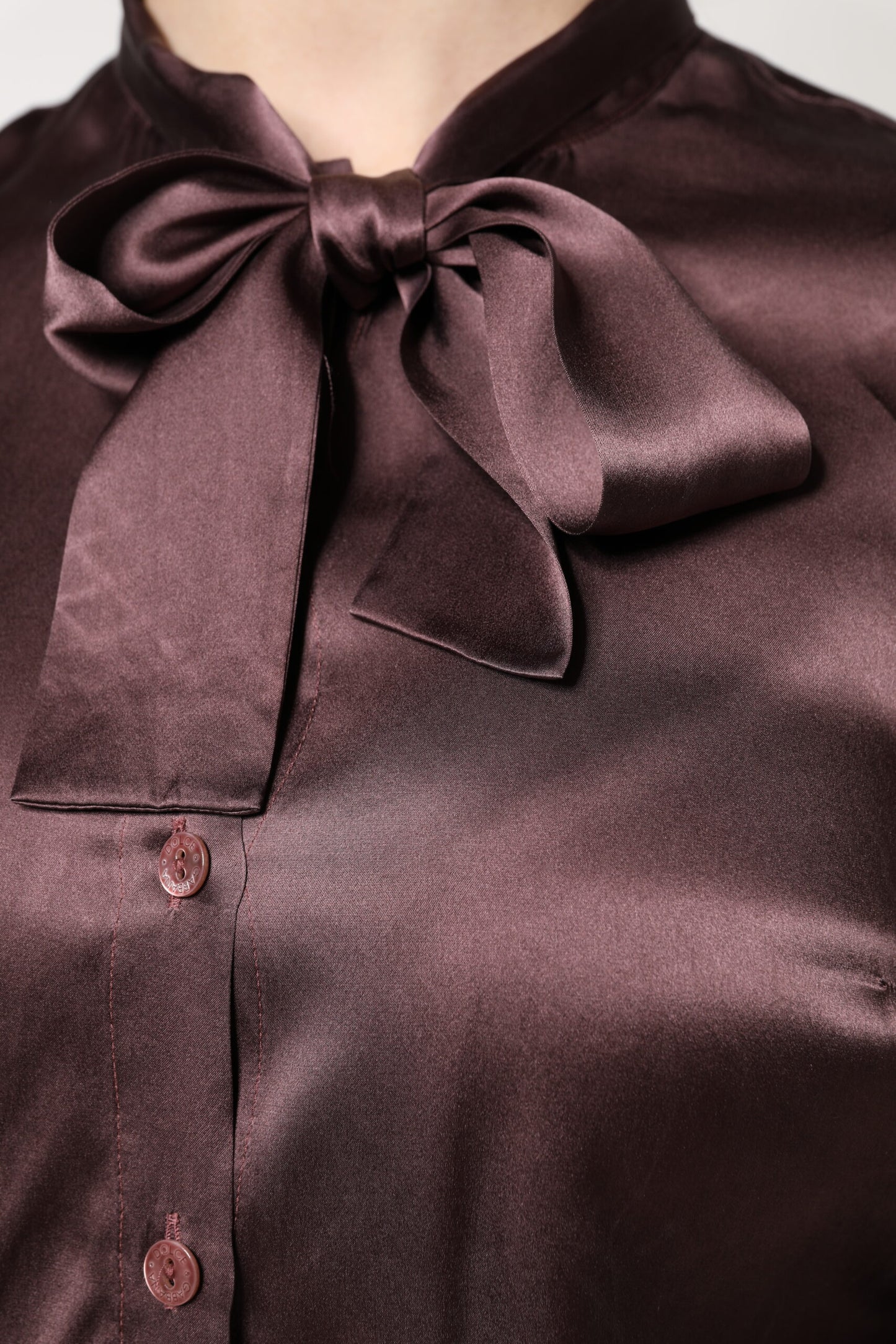 Blusa marrón de manga larga con cuello Ascot