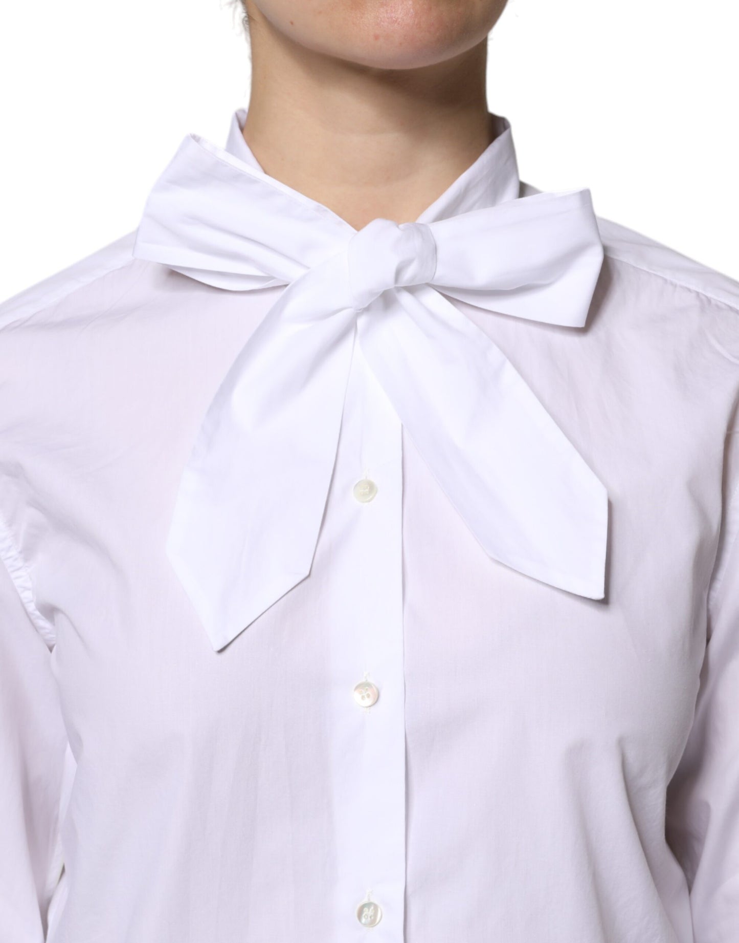 Blusa blanca de manga larga con cuello Ascot