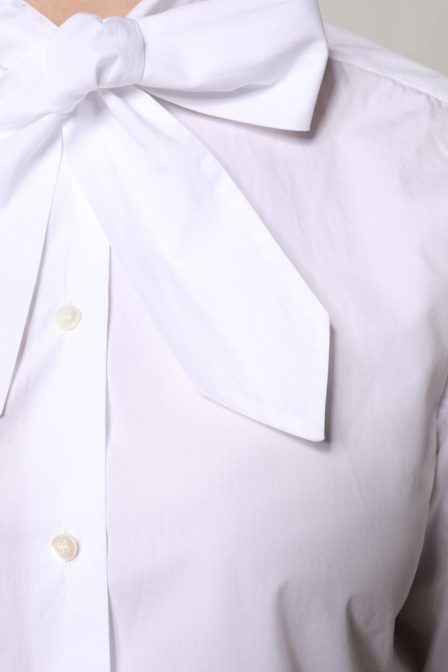 Blusa blanca de manga larga con cuello Ascot
