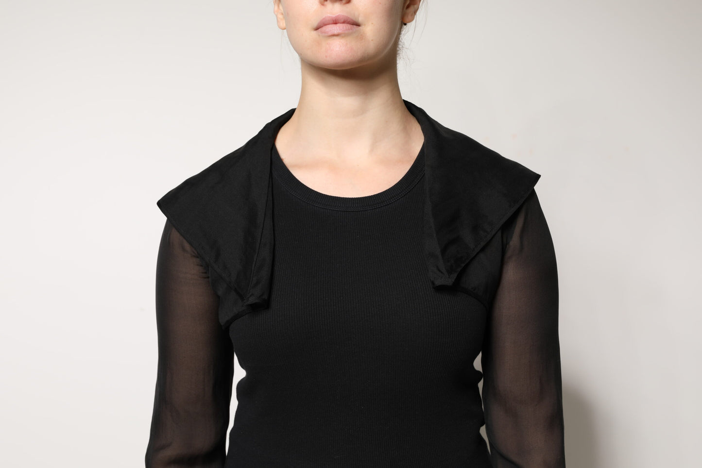 Blusa de manga larga transparente de seda negra