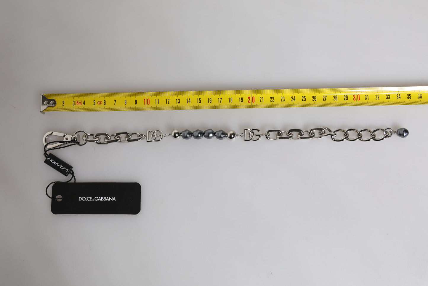 Pulsera de perlas grises con logotipo y cierre de langosta en tono plateado