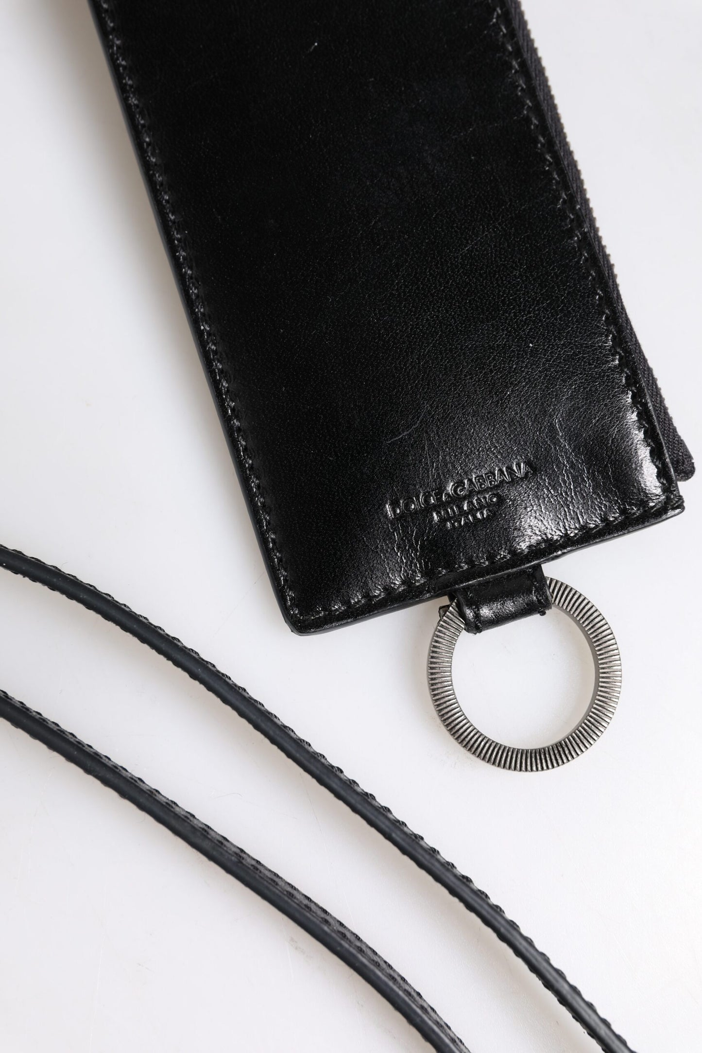 Cartera porta tarjetas con cordón y logotipo en relieve de cuero negro