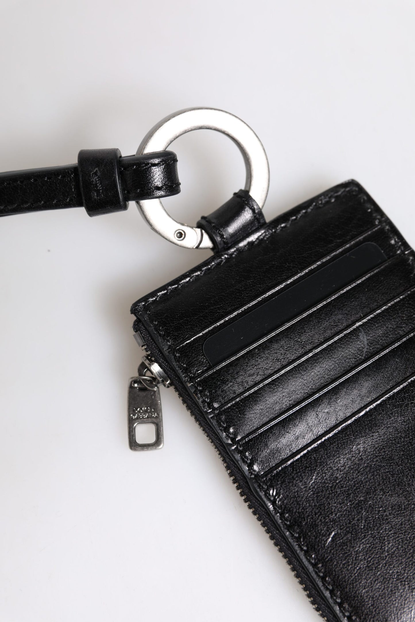 Cartera porta tarjetas con cordón y logotipo en relieve de cuero negro