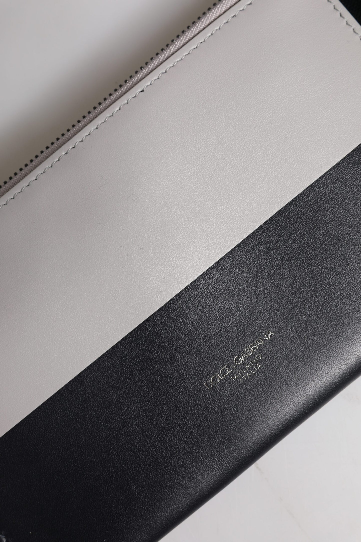 Bolso bandolera de piel blanca y negra con logo grabado