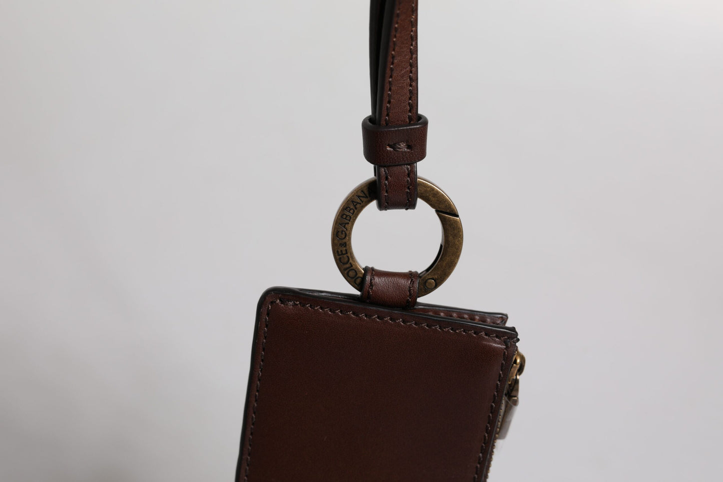 Cartera porta tarjetas con logotipo y cordón de piel de becerro marrón