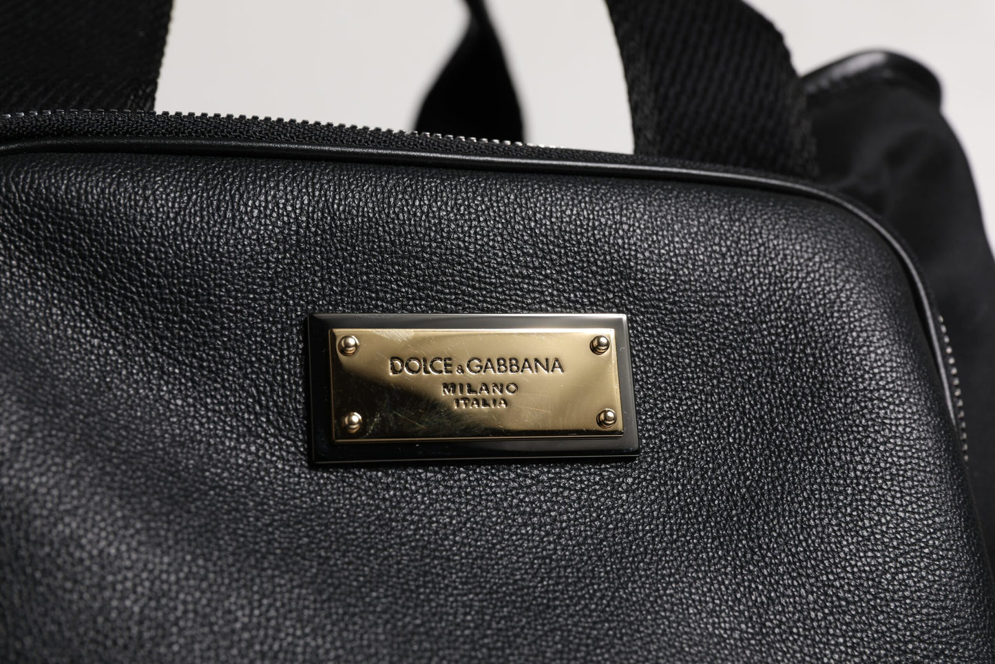 Bolsa para transportar mascotas con placa y logotipo en correa de hombro negra