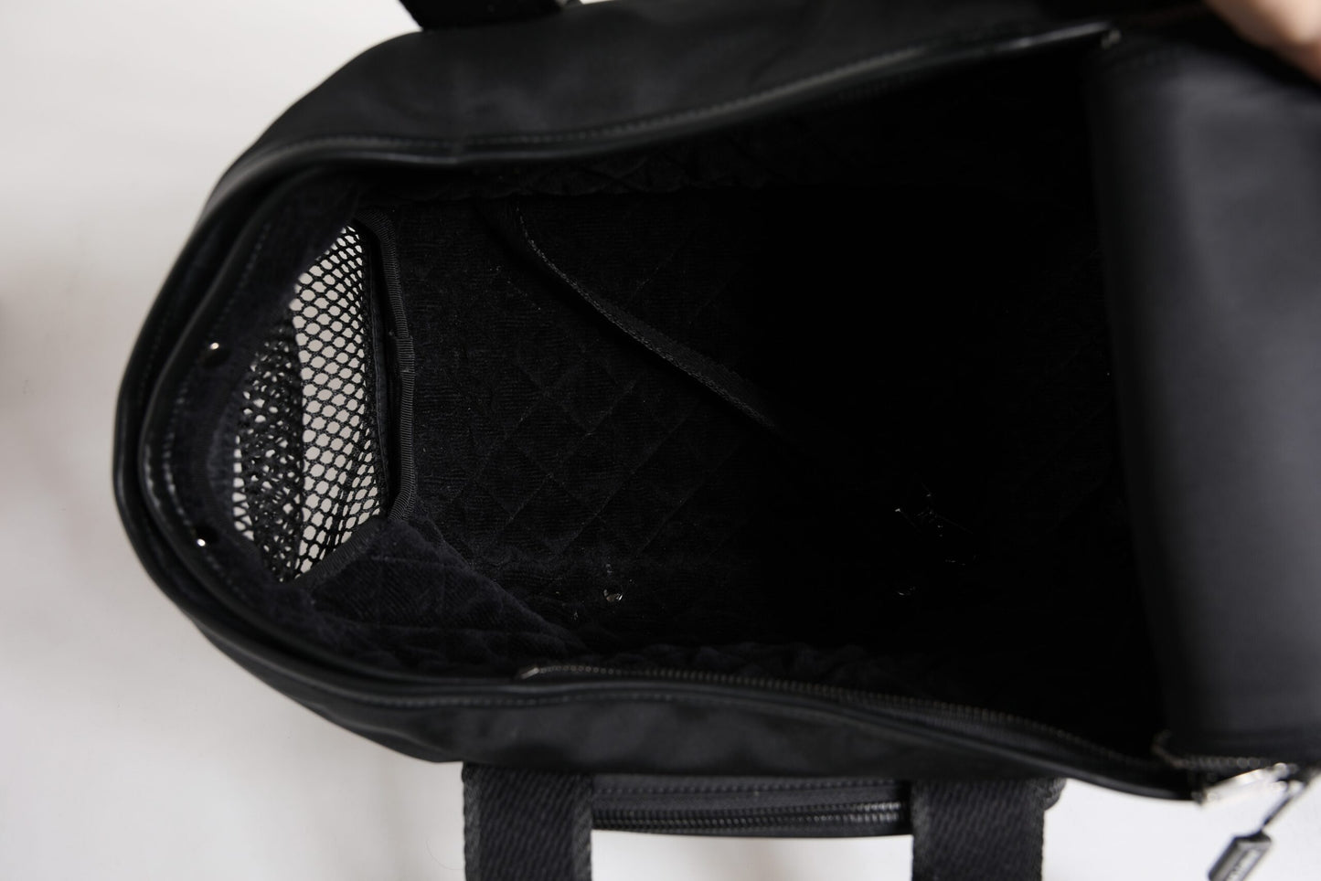 Bolsa para transportar mascotas con placa y logotipo en correa de hombro negra