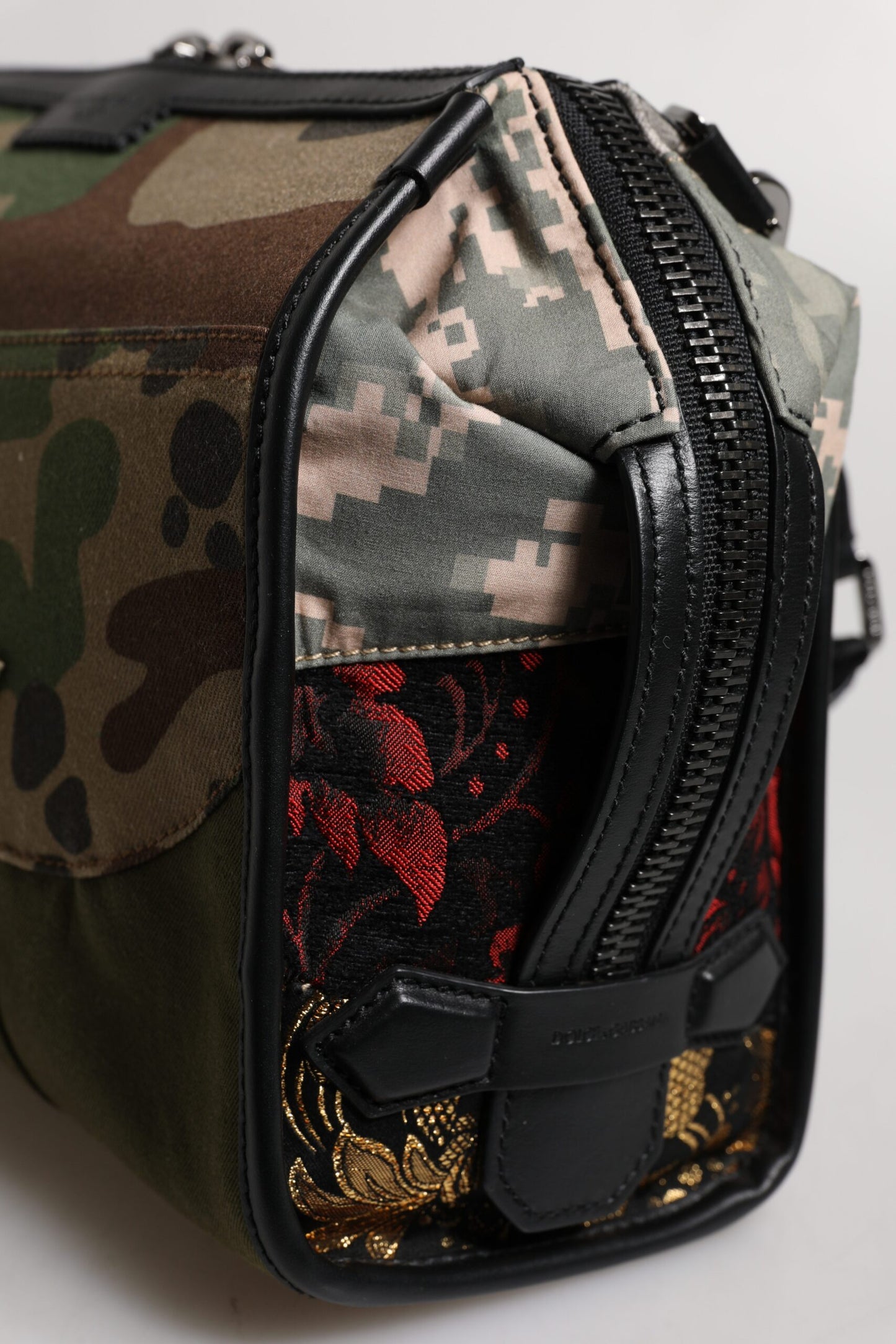 Bolso bandolera con parches de camuflaje multicolor