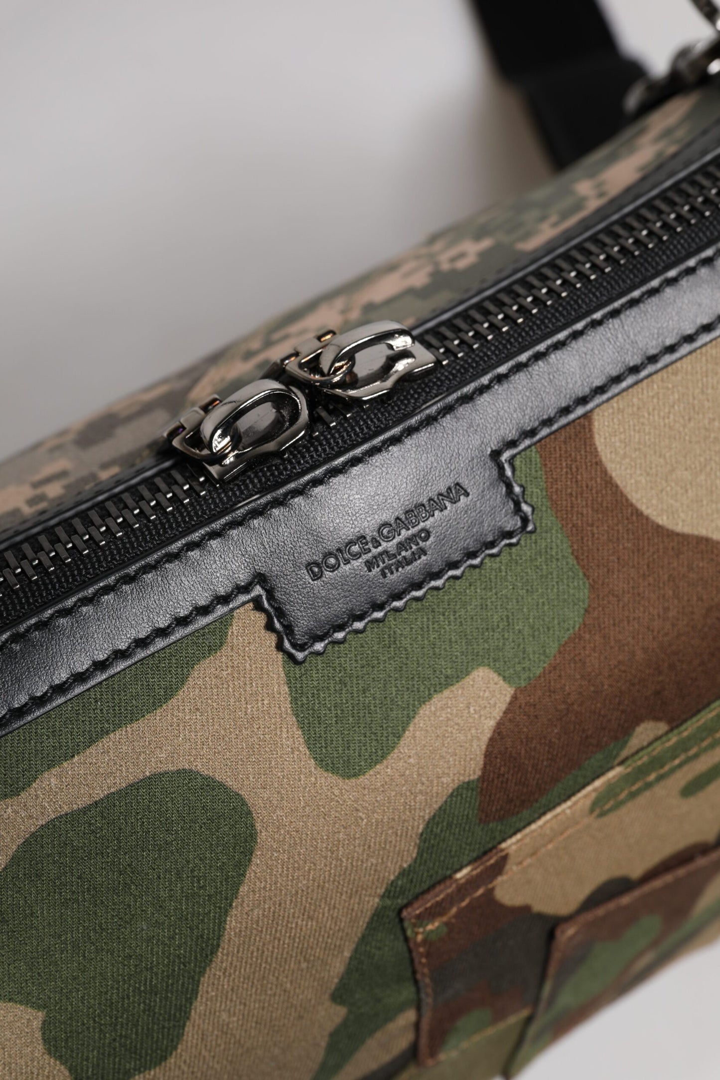 Bolso bandolera con parches de camuflaje multicolor